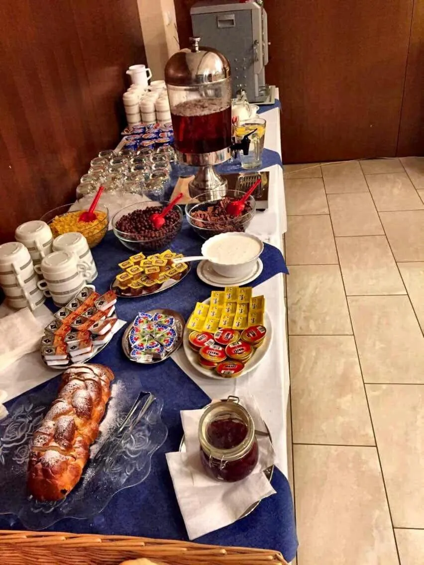 Buffet breakfast in Hotel Annahof