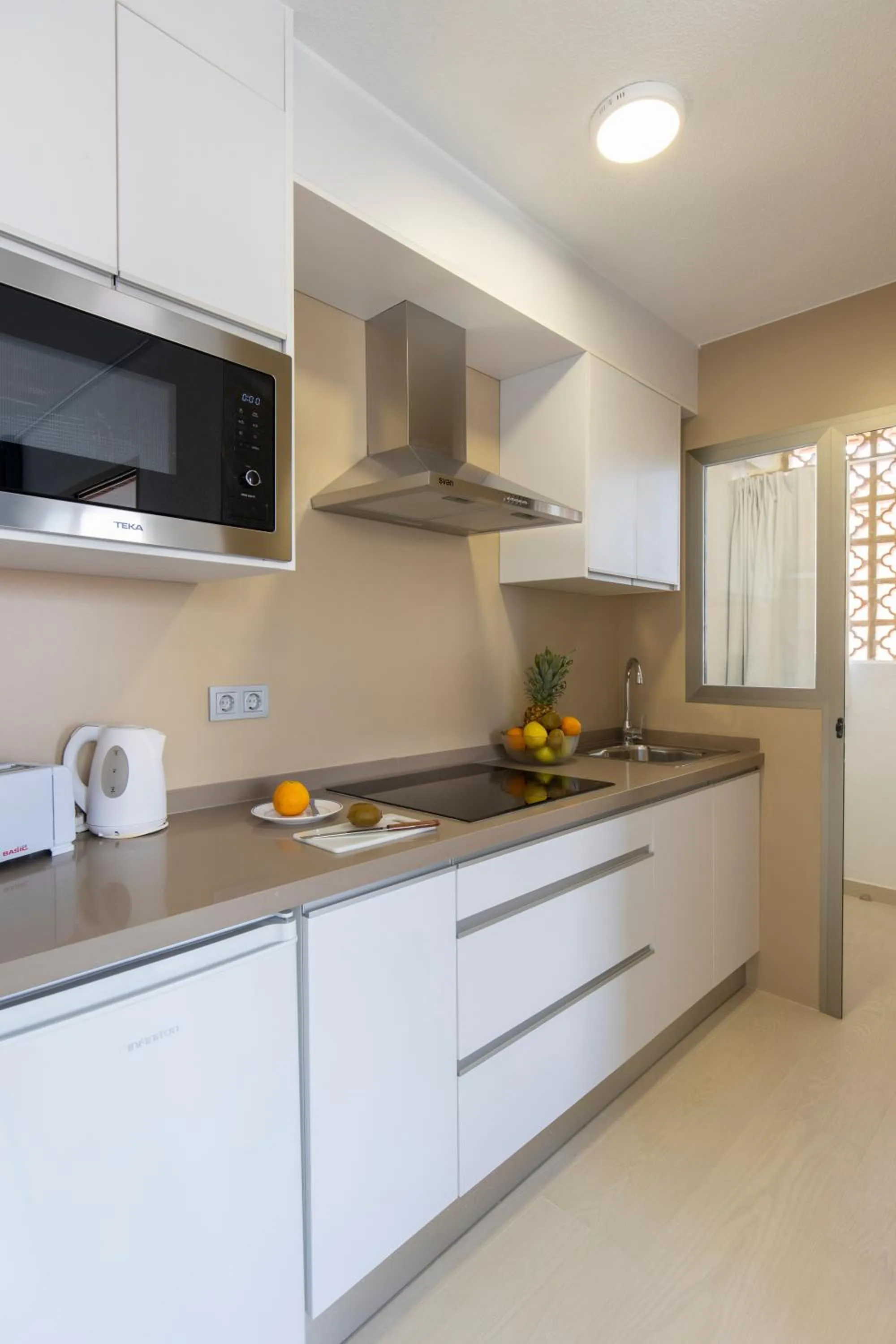 Kitchen or kitchenette in Aparthotel BCL Levante Lux