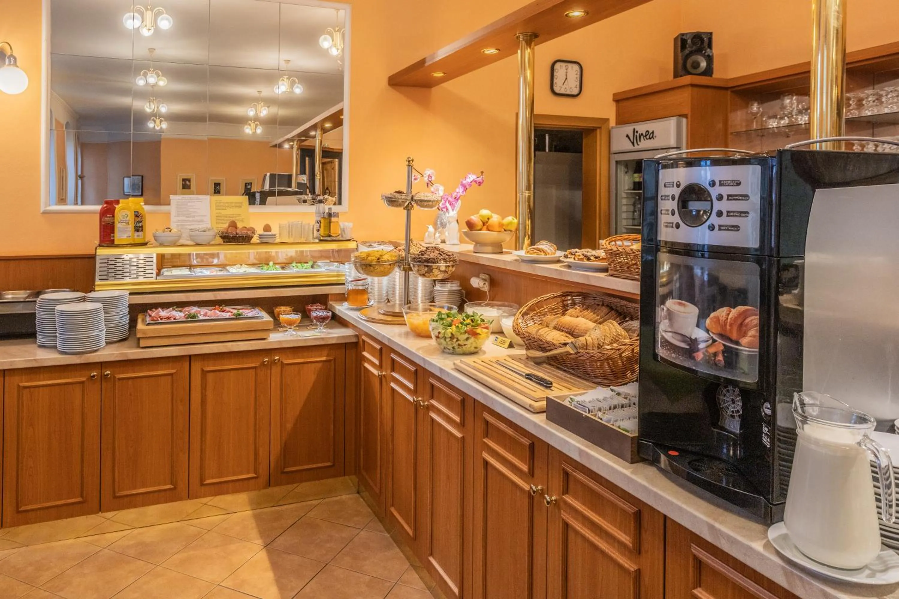 Restaurant/places to eat in Hotel Flora