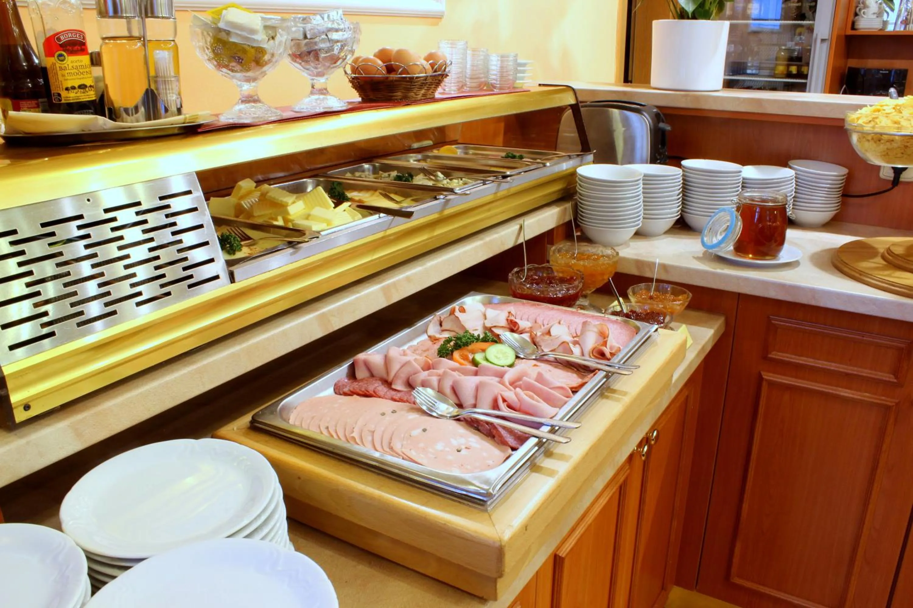 Restaurant/places to eat in Hotel Flora