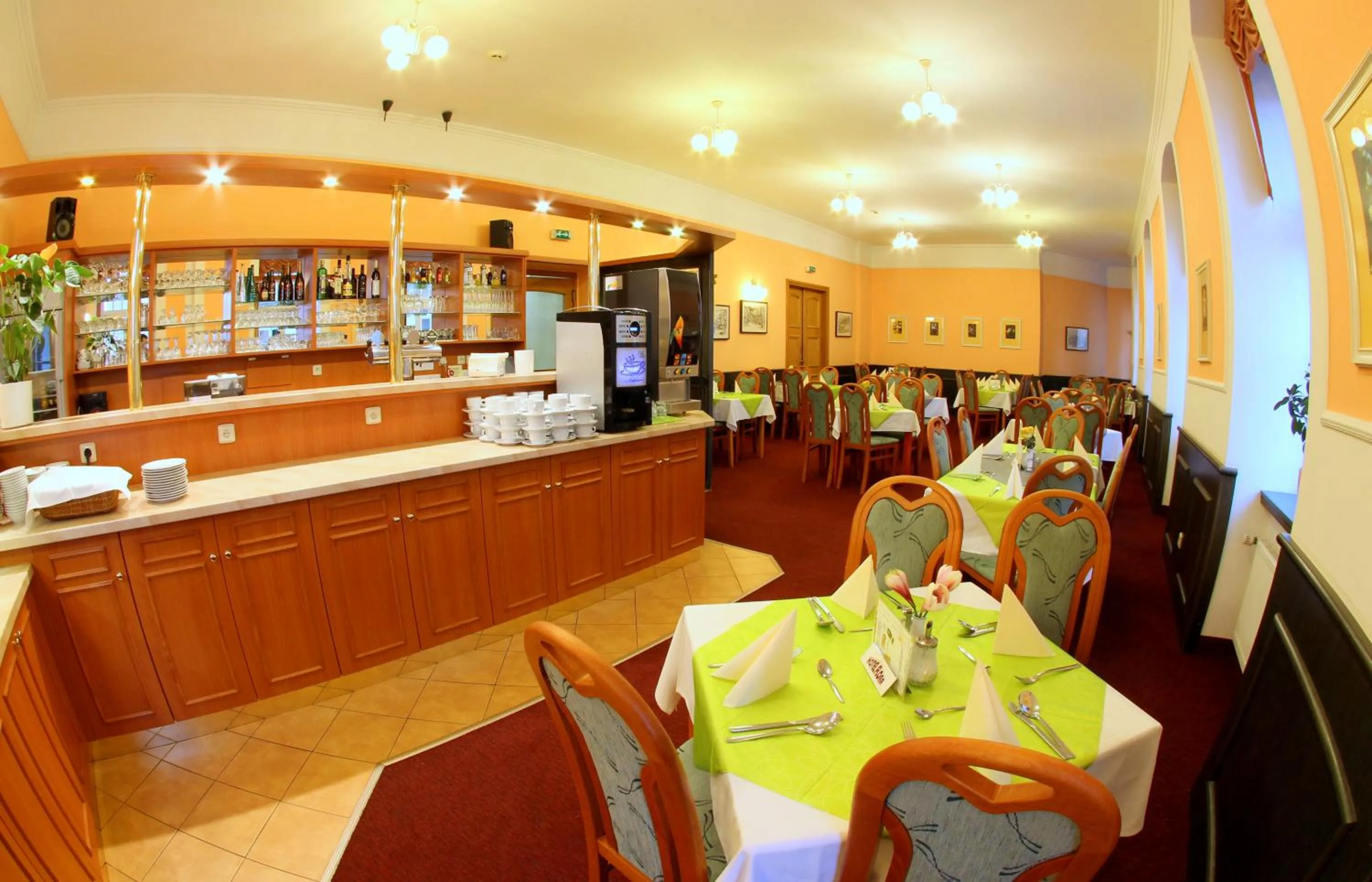 Restaurant/places to eat in Hotel Flora