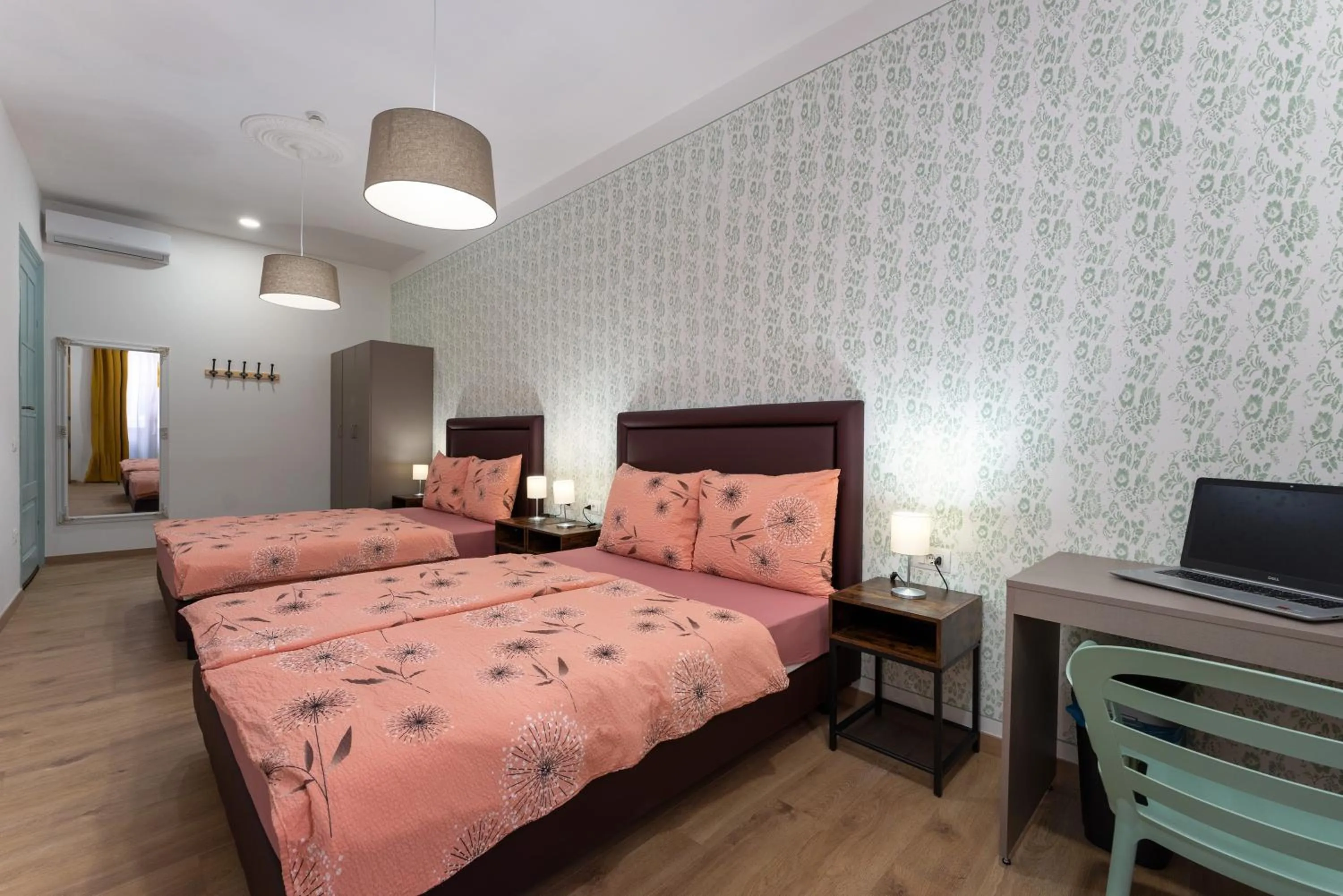 Family Room with Shared Bathroom - single occupancy in Hostel Antique