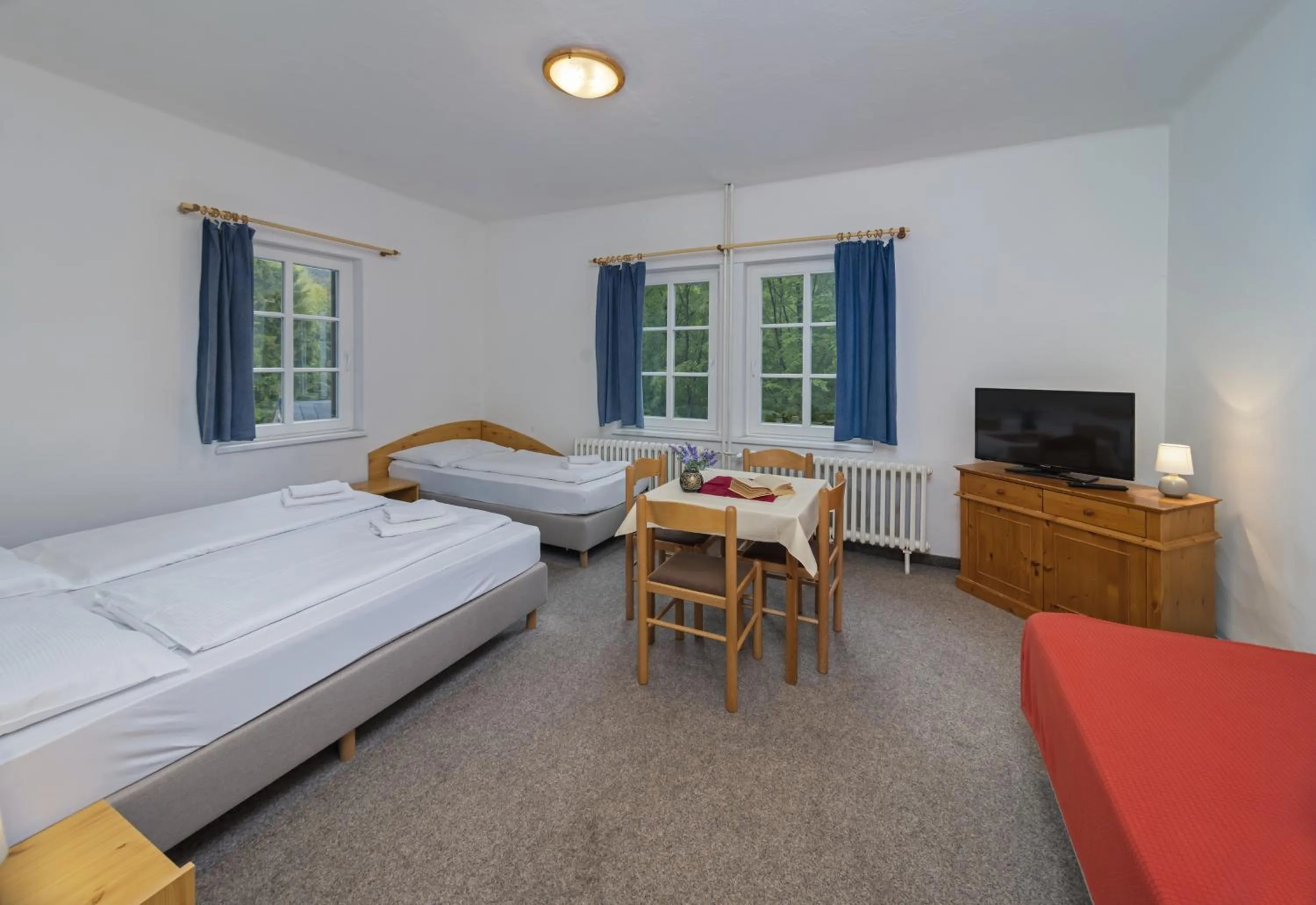 Property building, Bed in Hotel Tři Růže