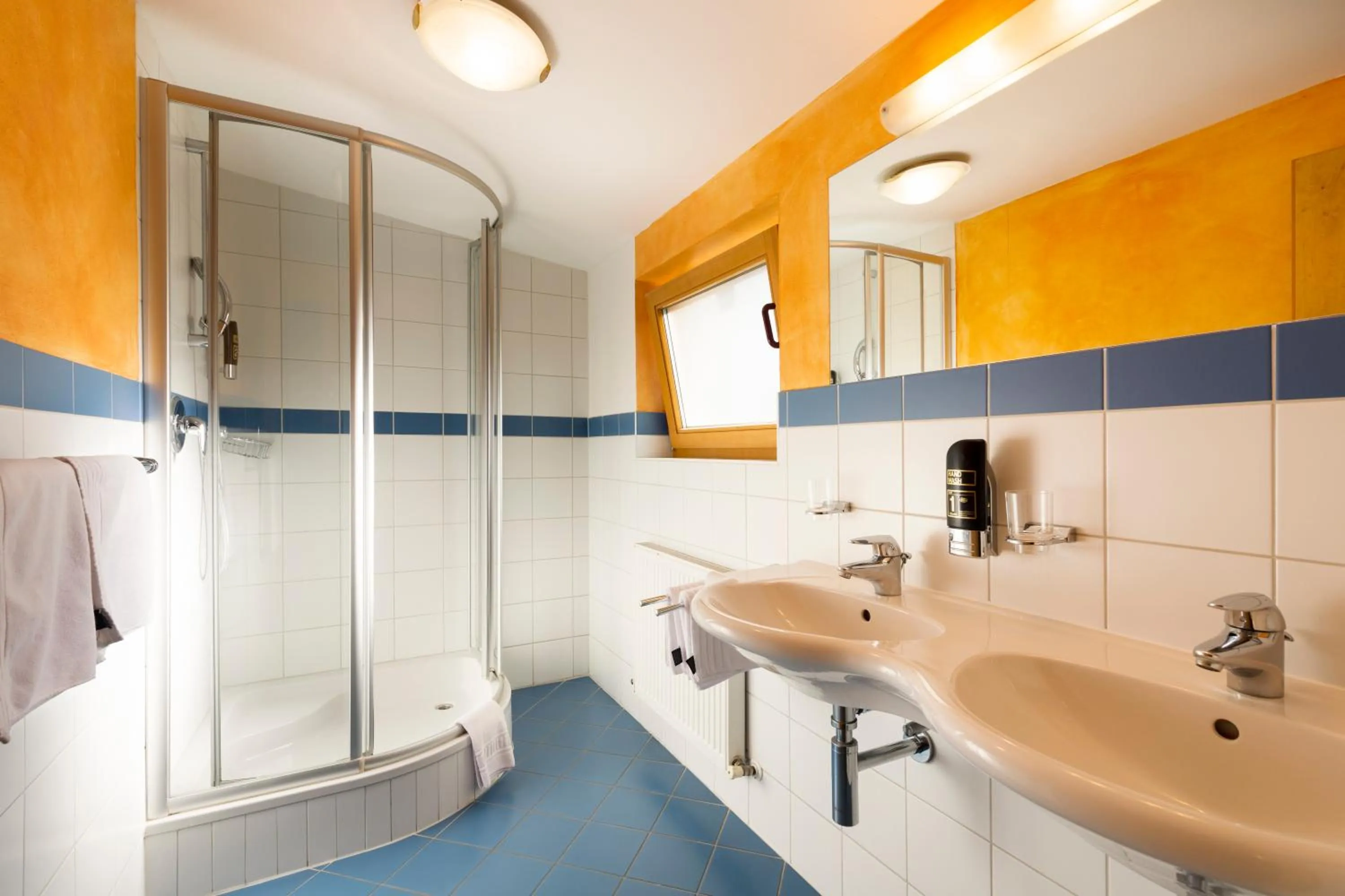 Shower in Hotel Bergkranz