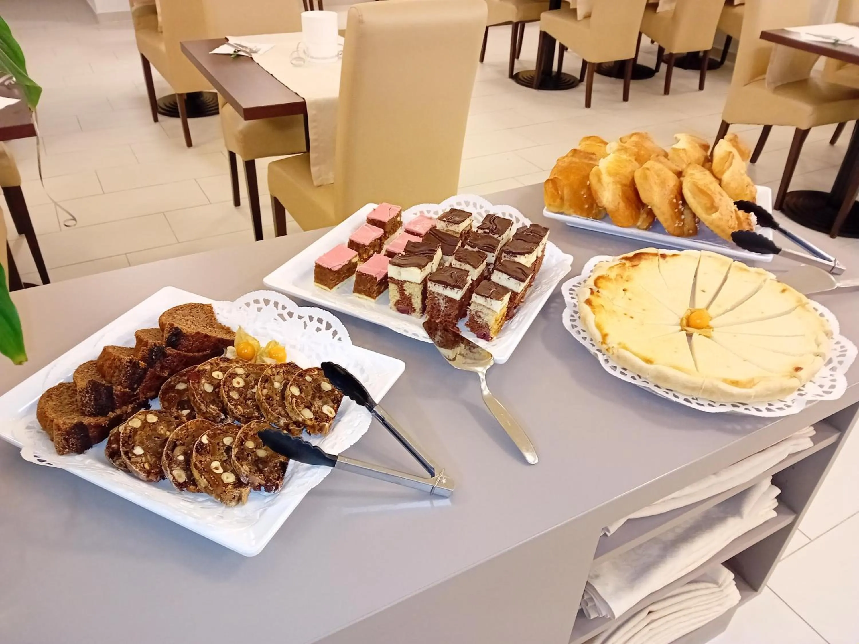 Breakfast in Hotel Garni Colora