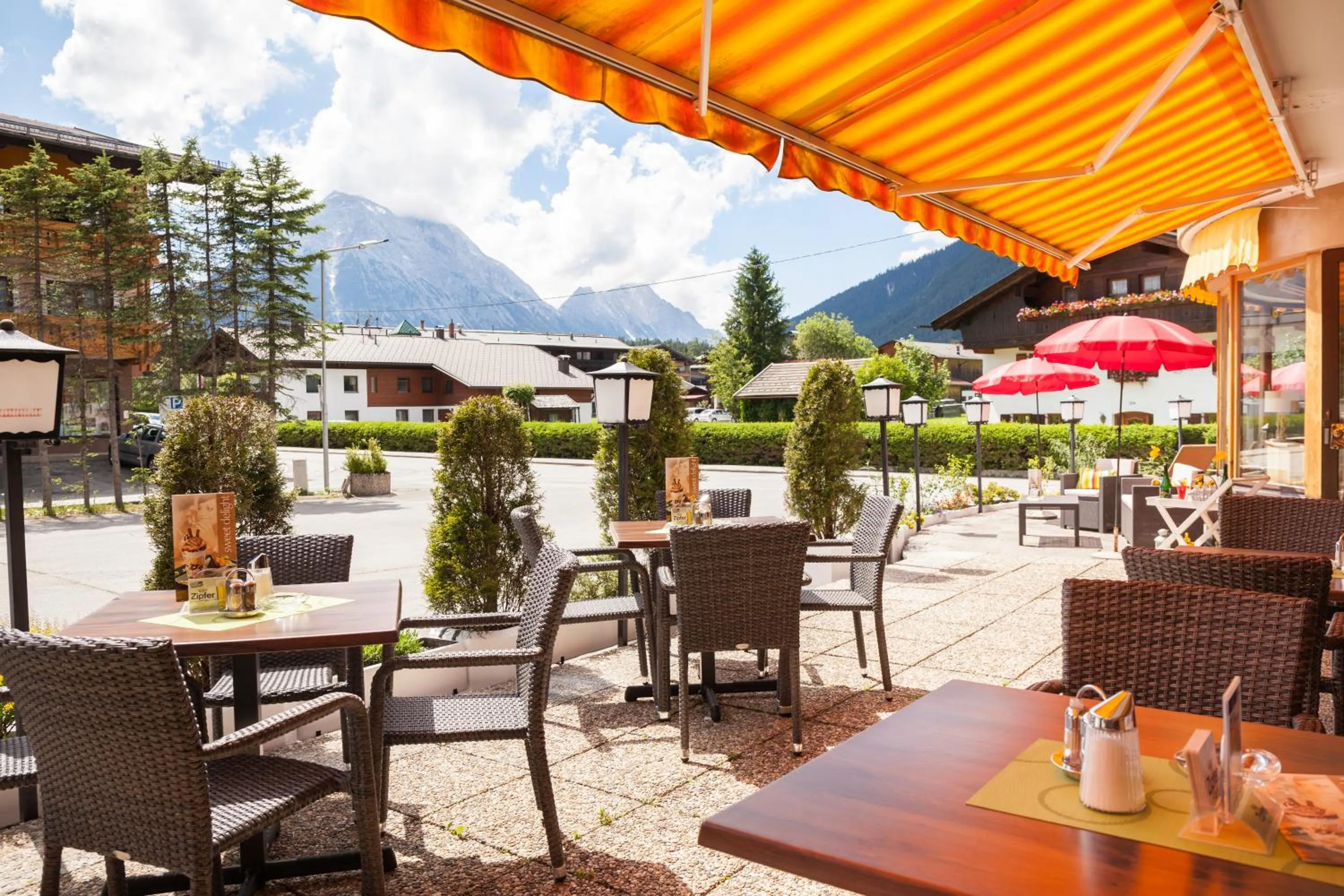 Restaurant/places to eat in Raffl's Hotel