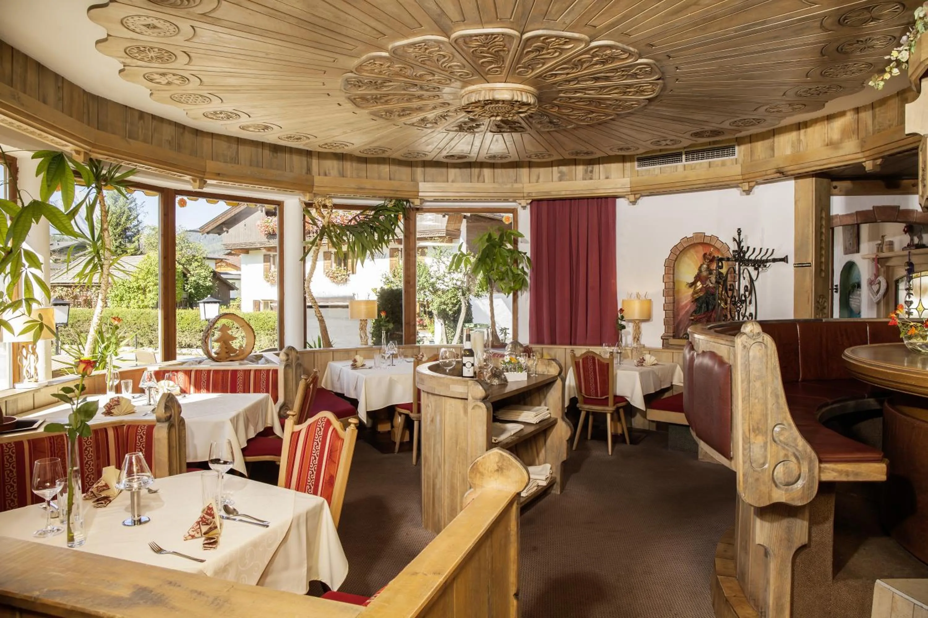 Restaurant/places to eat in Raffl's Hotel