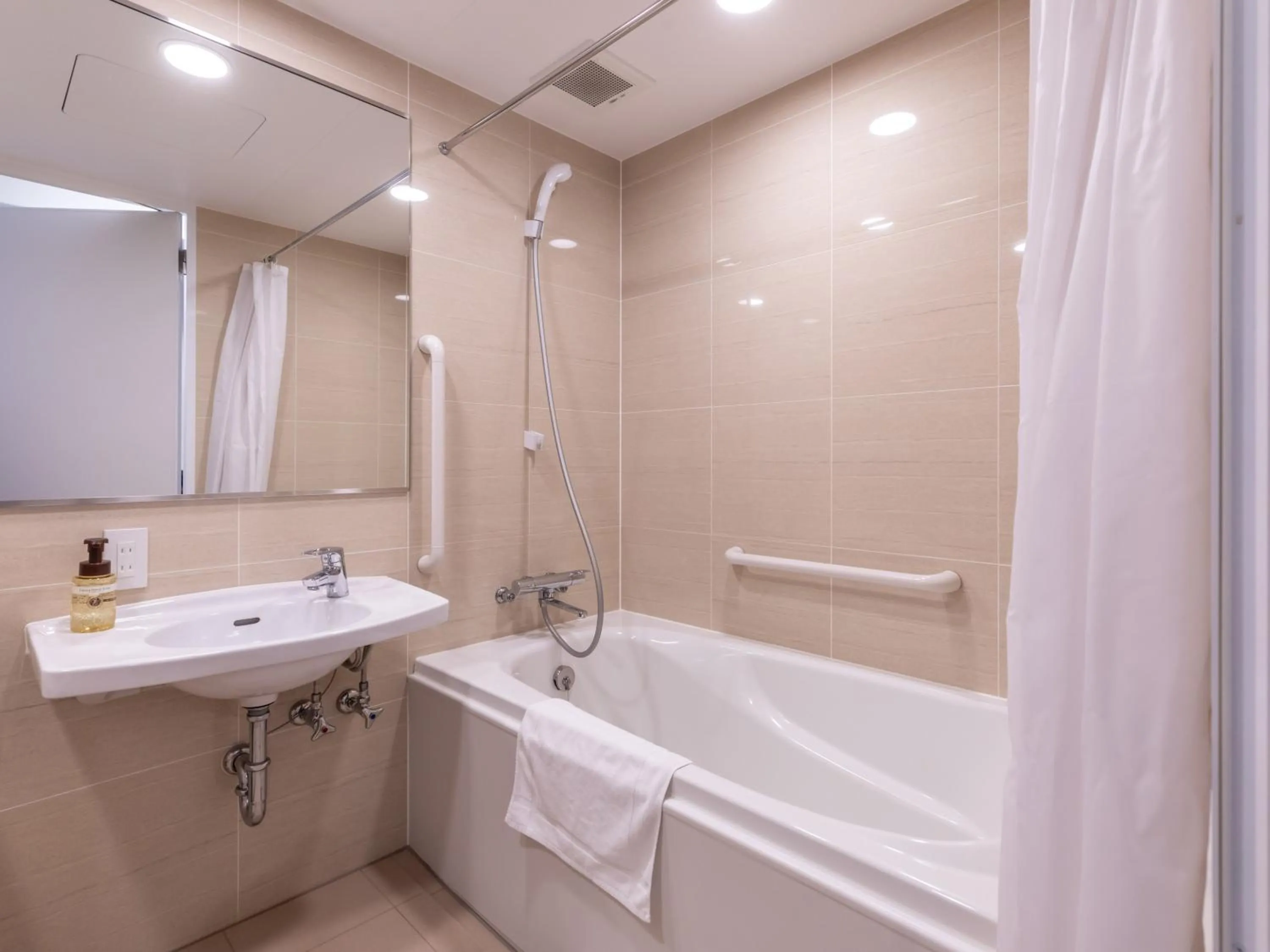 Shower in Hotel Excellence Enmachi Ekimae