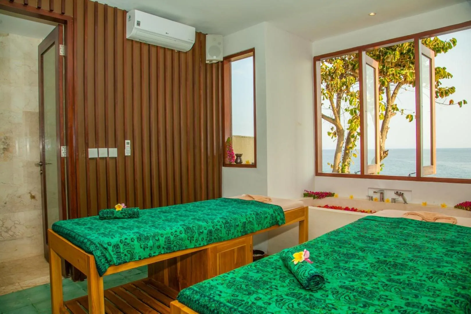 Spa and wellness centre/facilities, Bed in Rajavilla Lombok Resort - Seaside Serenity