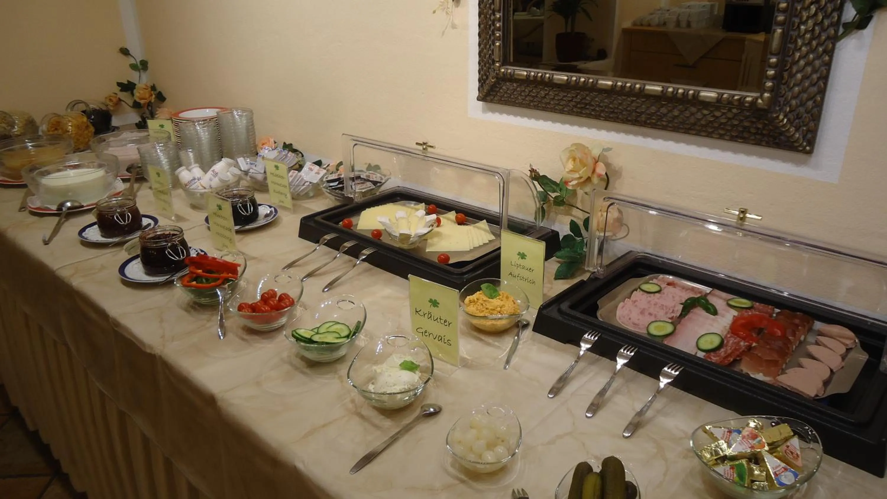 Buffet breakfast in Landhaus Klausnerhof Hotel Garni