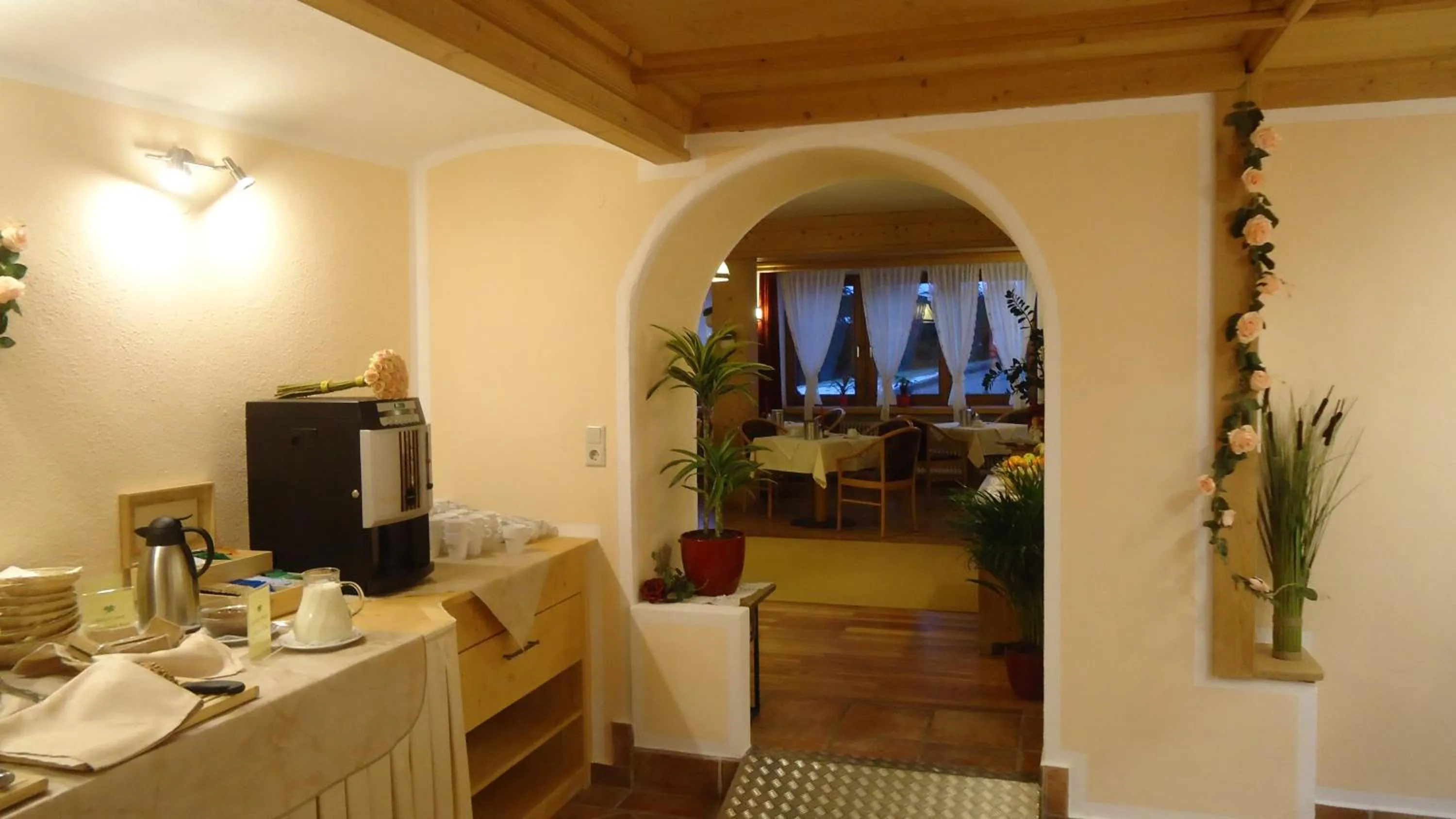 Coffee/tea facilities in Landhaus Klausnerhof Hotel Garni