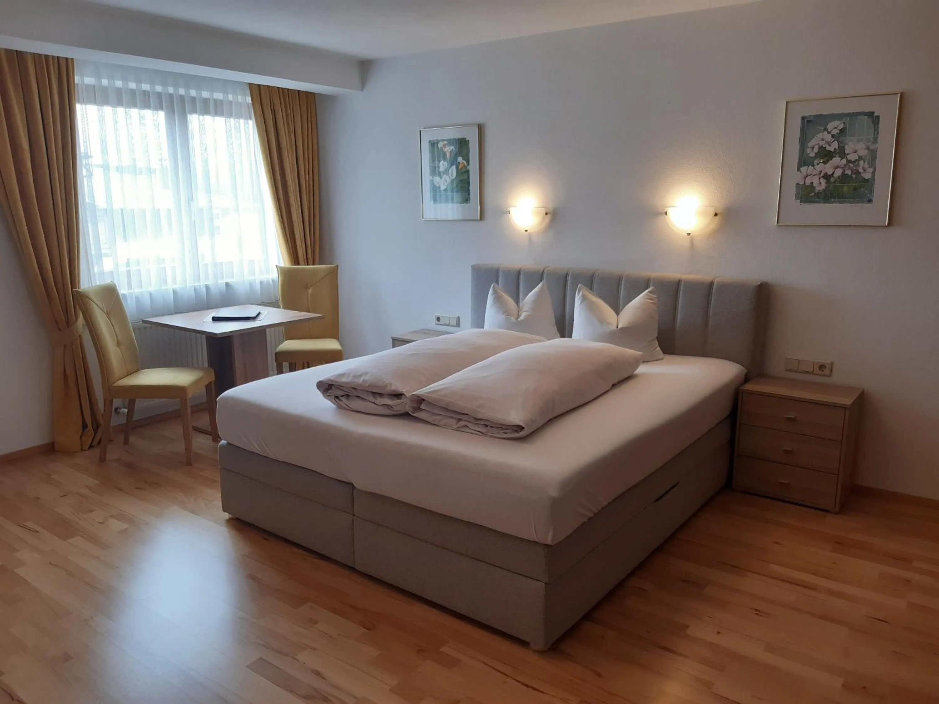 Bedroom, Bed in Landhaus Klausnerhof Hotel Garni