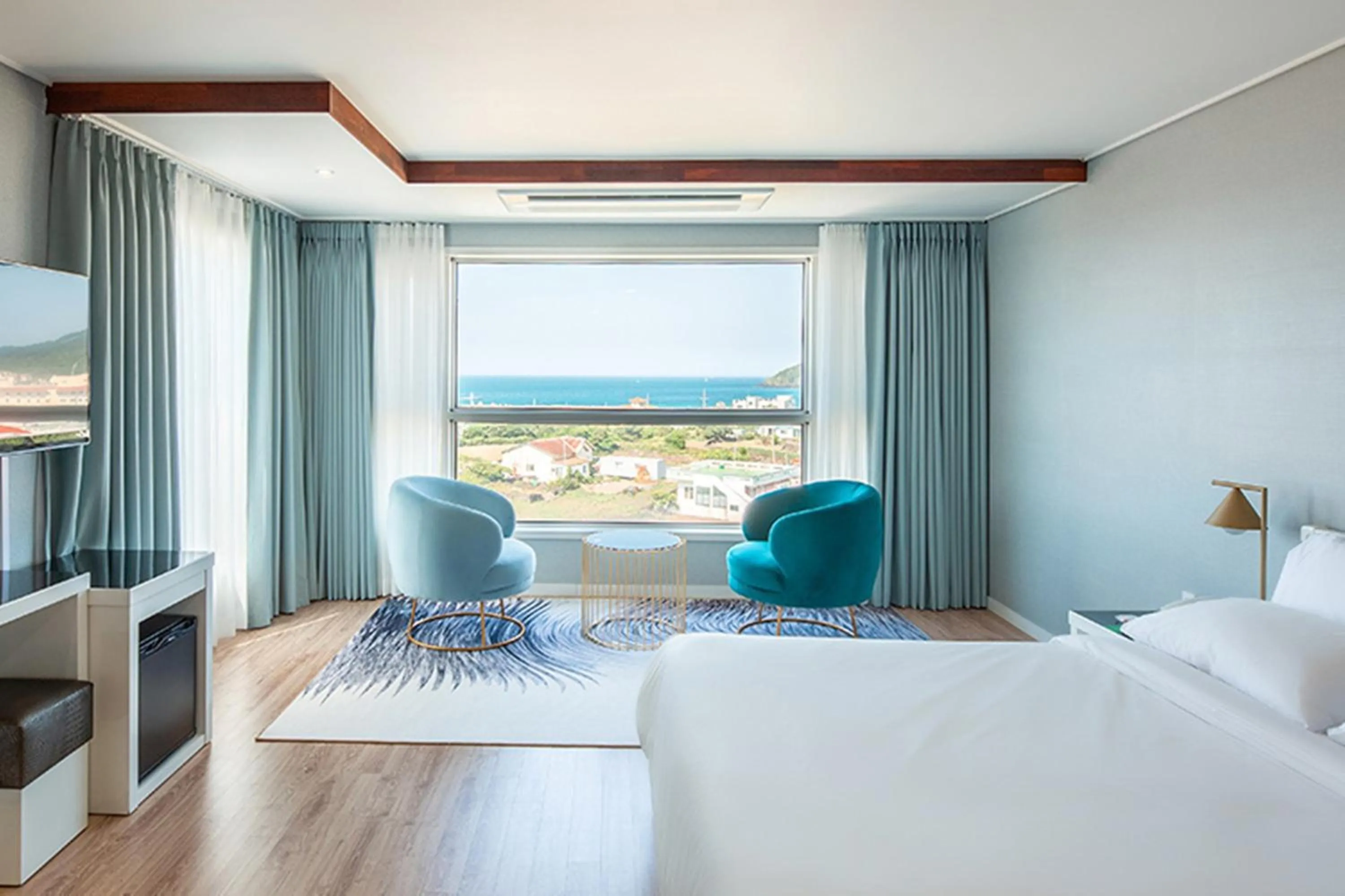 View (from property/room), Bed in Hotel Sweet Castle Jeju Hamdeok