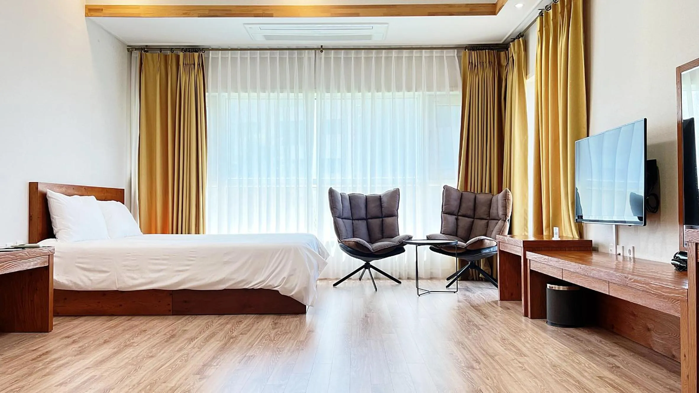 Bedroom, Bed in Hotel Sweet Castle Jeju Hamdeok