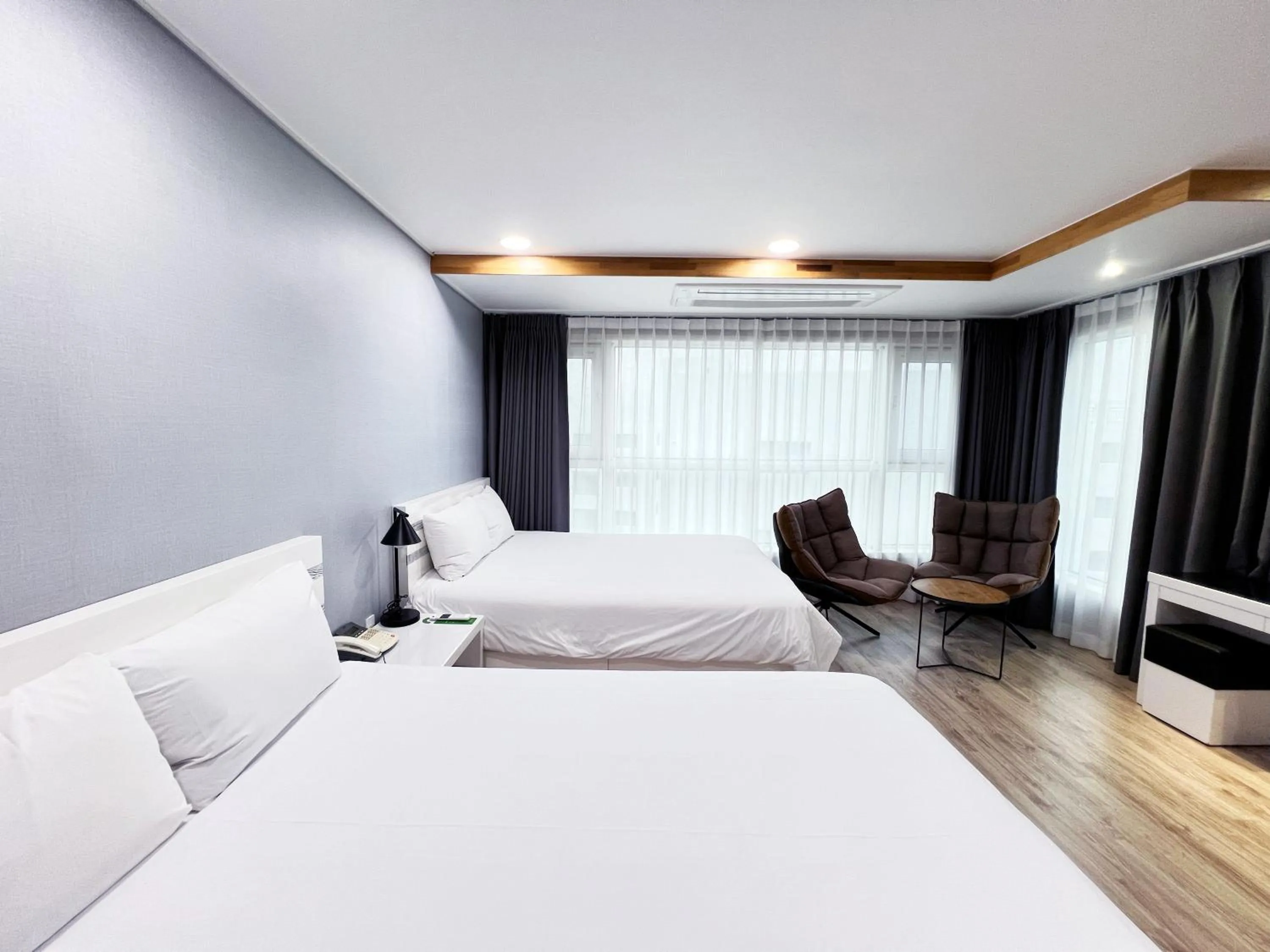 Photo of the whole room, Bed in Hotel Sweet Castle Jeju Hamdeok