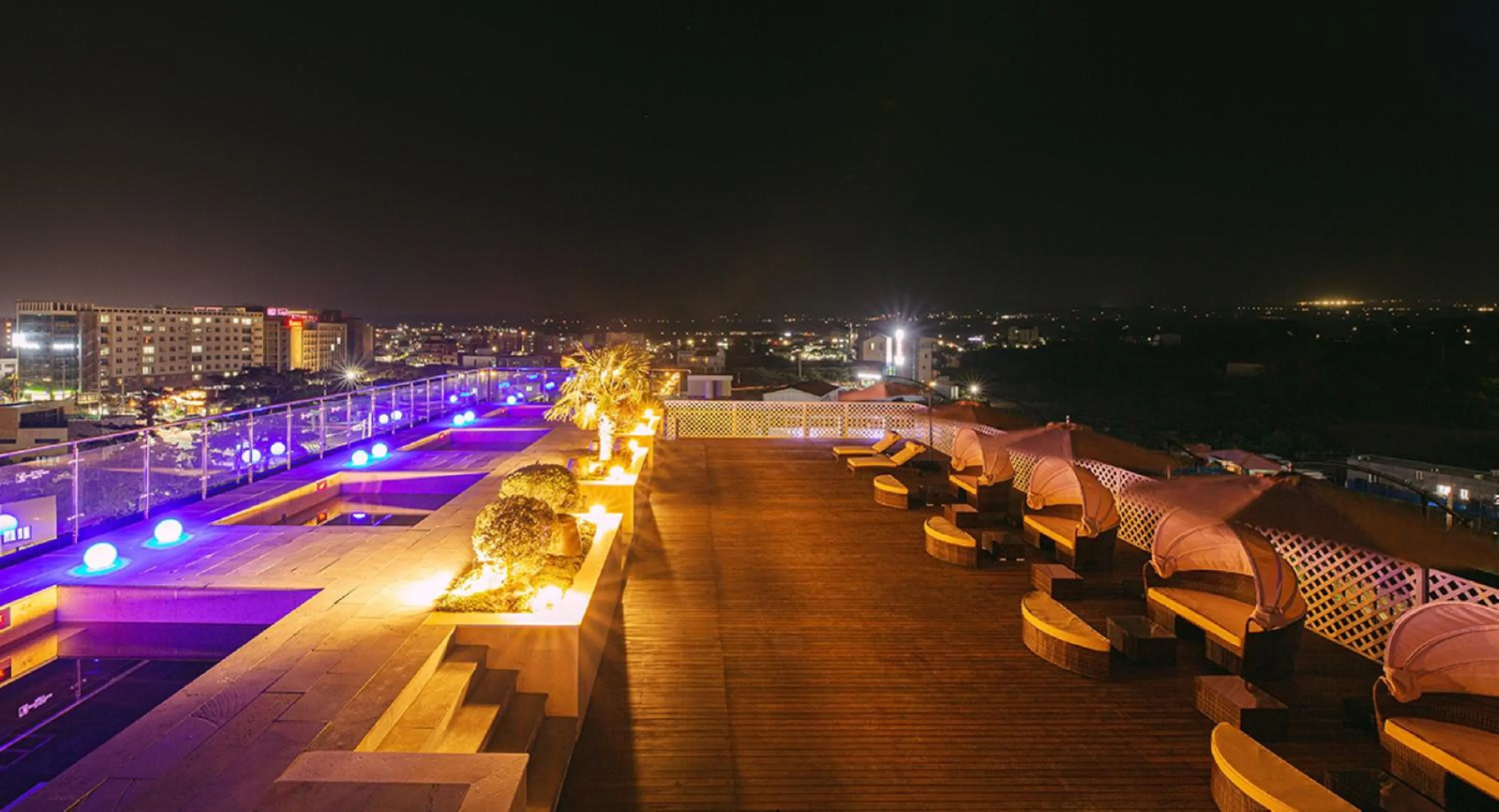 Property building in Hotel Sweet Castle Jeju Hamdeok