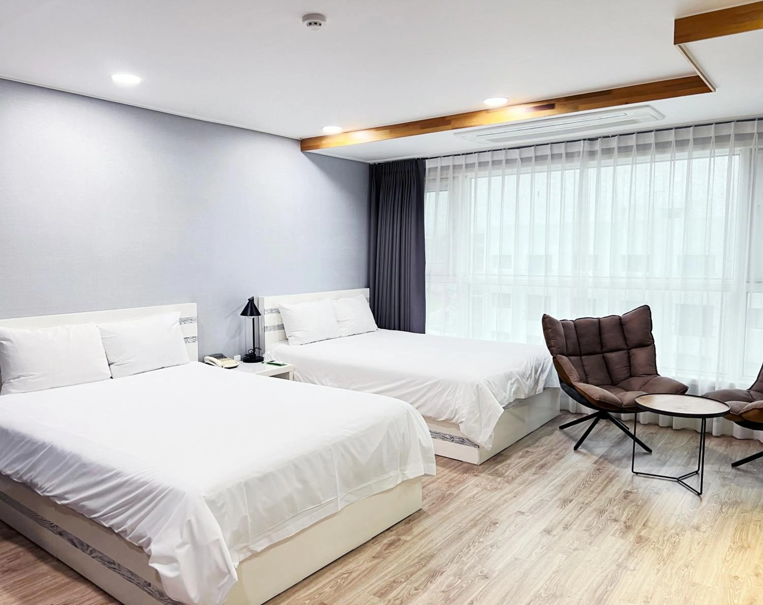 Photo of the whole room, Bed in Hotel Sweet Castle Jeju Hamdeok