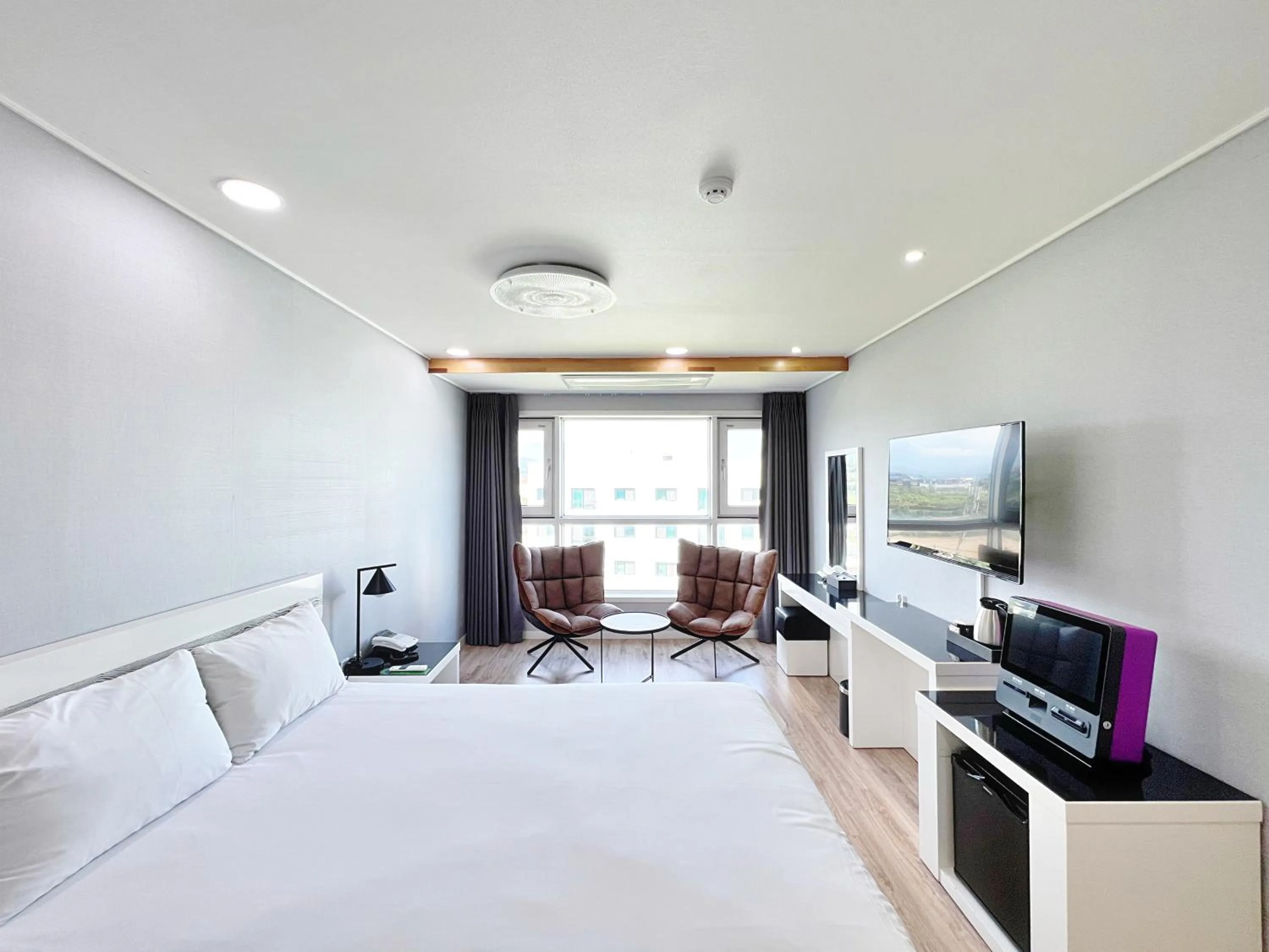 Photo of the whole room, Bed in Hotel Sweet Castle Jeju Hamdeok