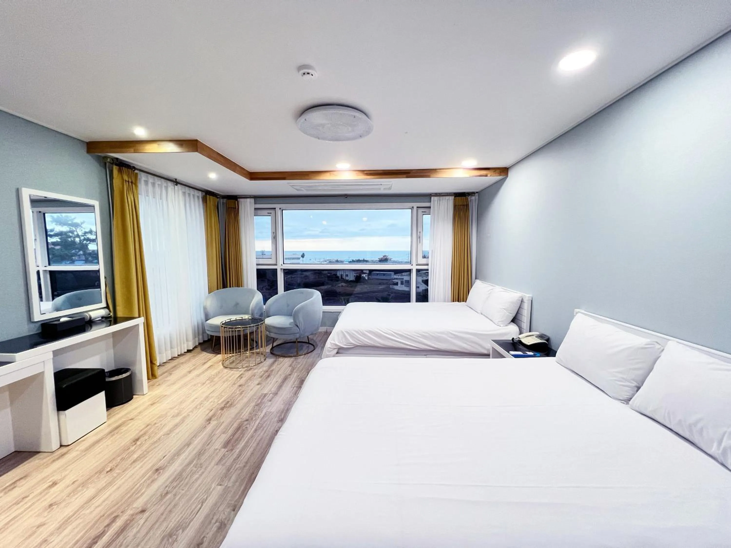 View (from property/room), Bed in Hotel Sweet Castle Jeju Hamdeok