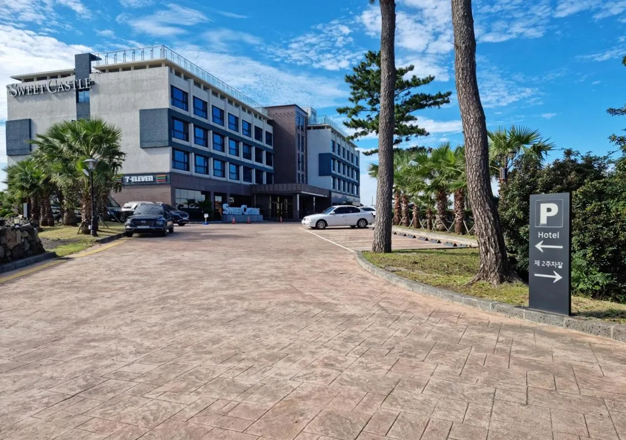 Property building in Hotel Sweet Castle Jeju Hamdeok