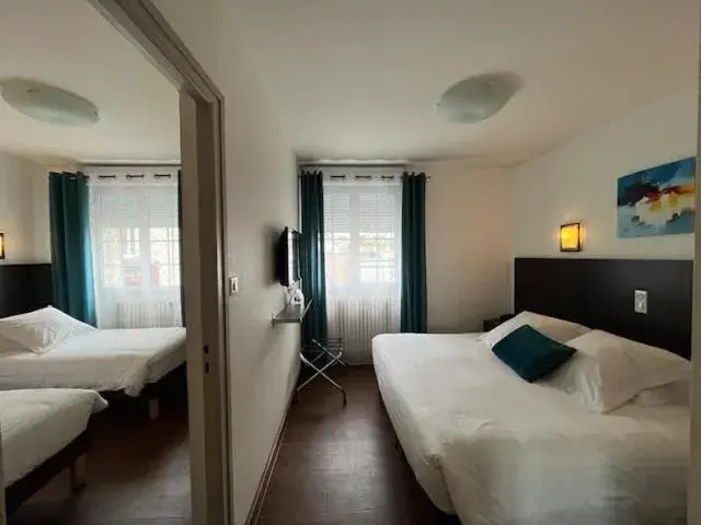 Bed in The Originals Boutique, Hôtel de La Baie de Morlaix Bed in The Originals Boutique, Hôtel de La Baie de Morlaix