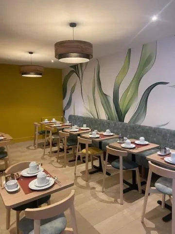 Breakfast in The Originals Boutique, Hôtel de La Baie de Morlaix