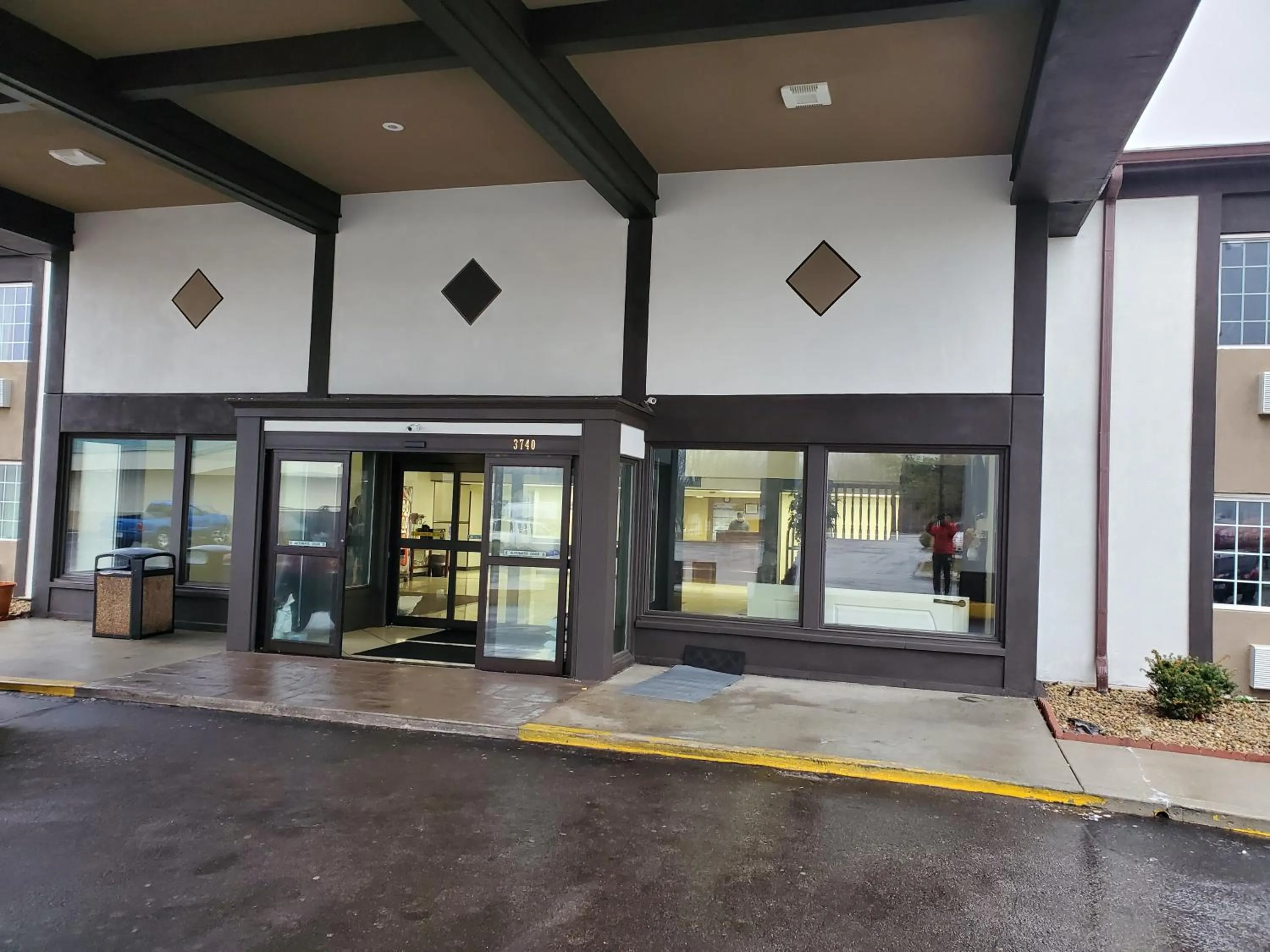 Facade/entrance in Royal Inn Hotel