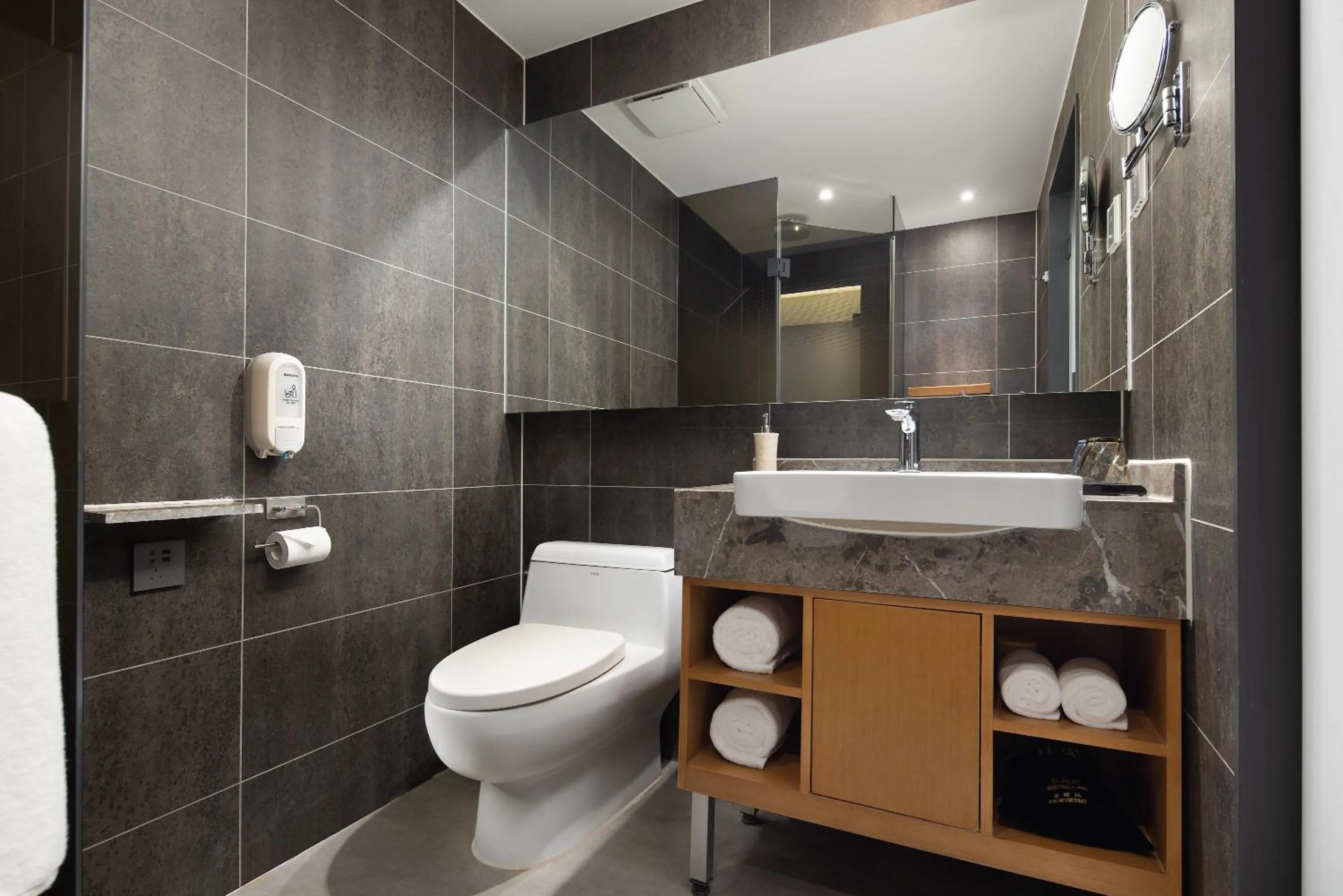 Toilet in True Go Hotel Beijing New International Exhibition Center Capital Airport