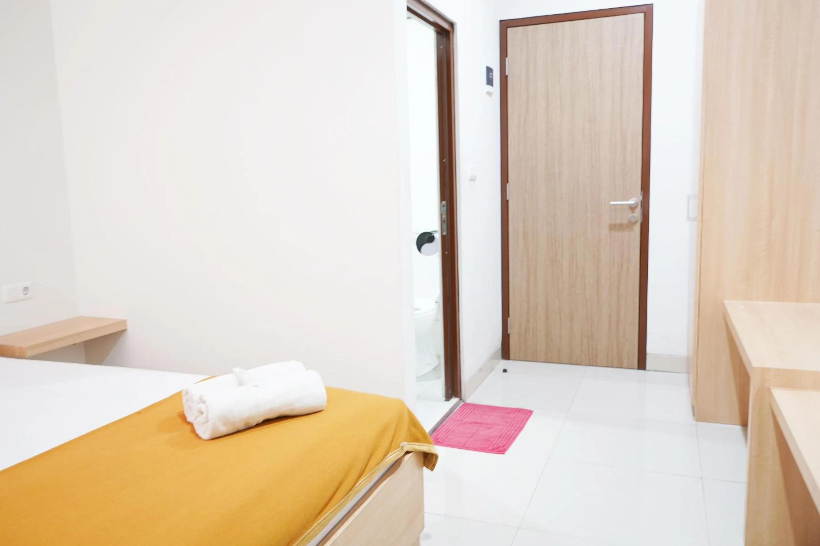 Bedroom, Bed in UROOMS Tanah Abang