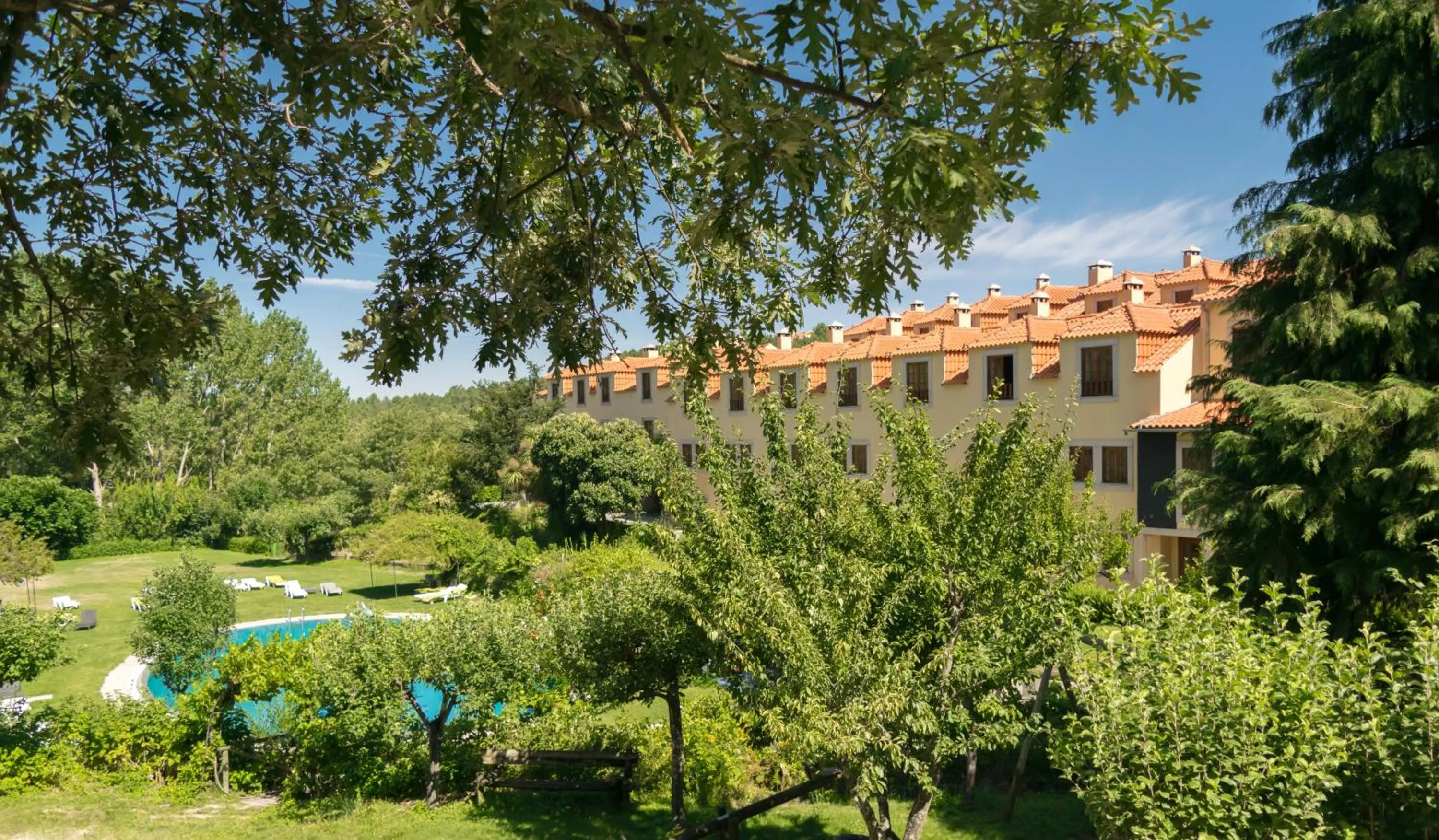 Property building in Quinta Do Crestelo Aparthotel