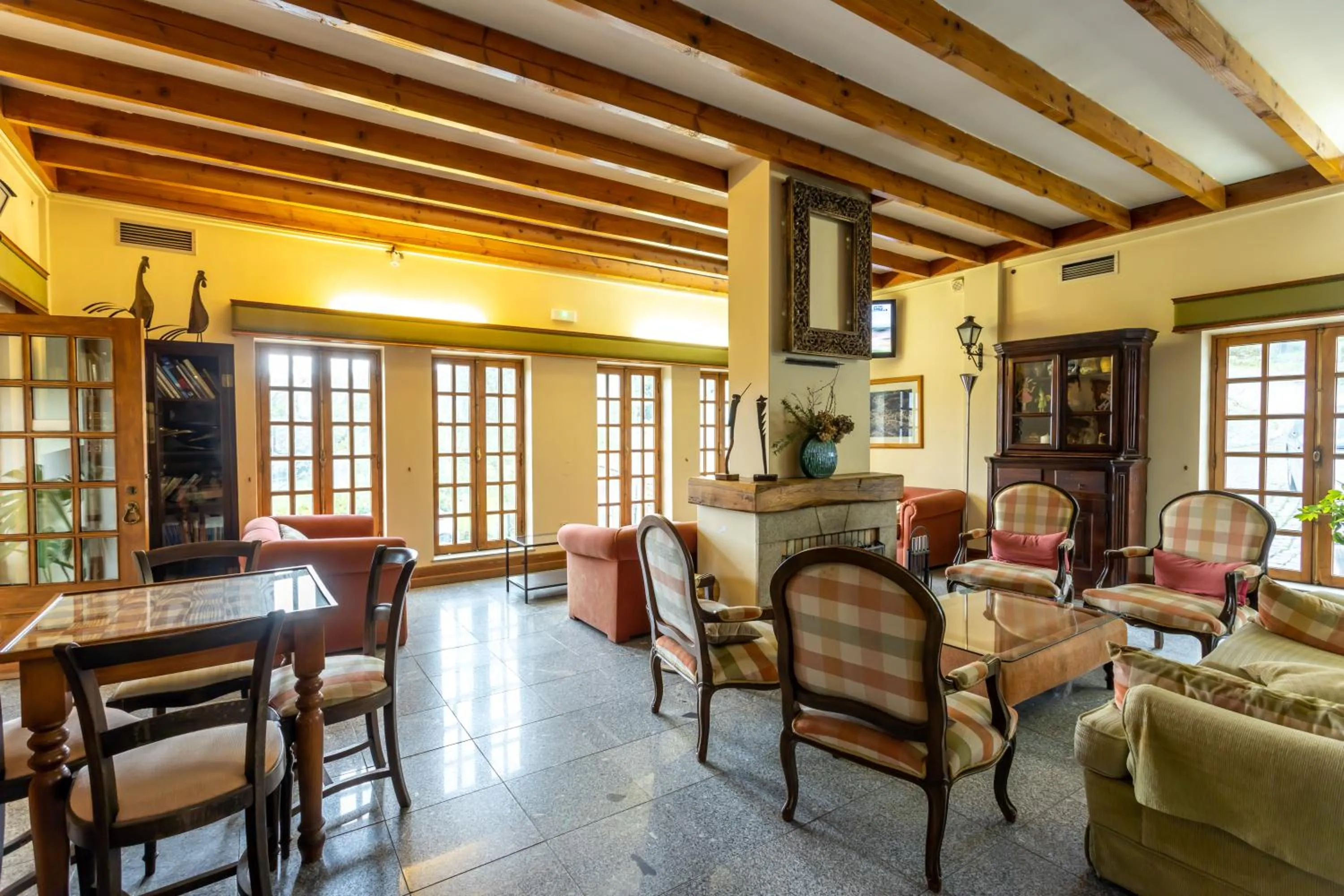 Lounge or bar in Quinta Do Crestelo Aparthotel