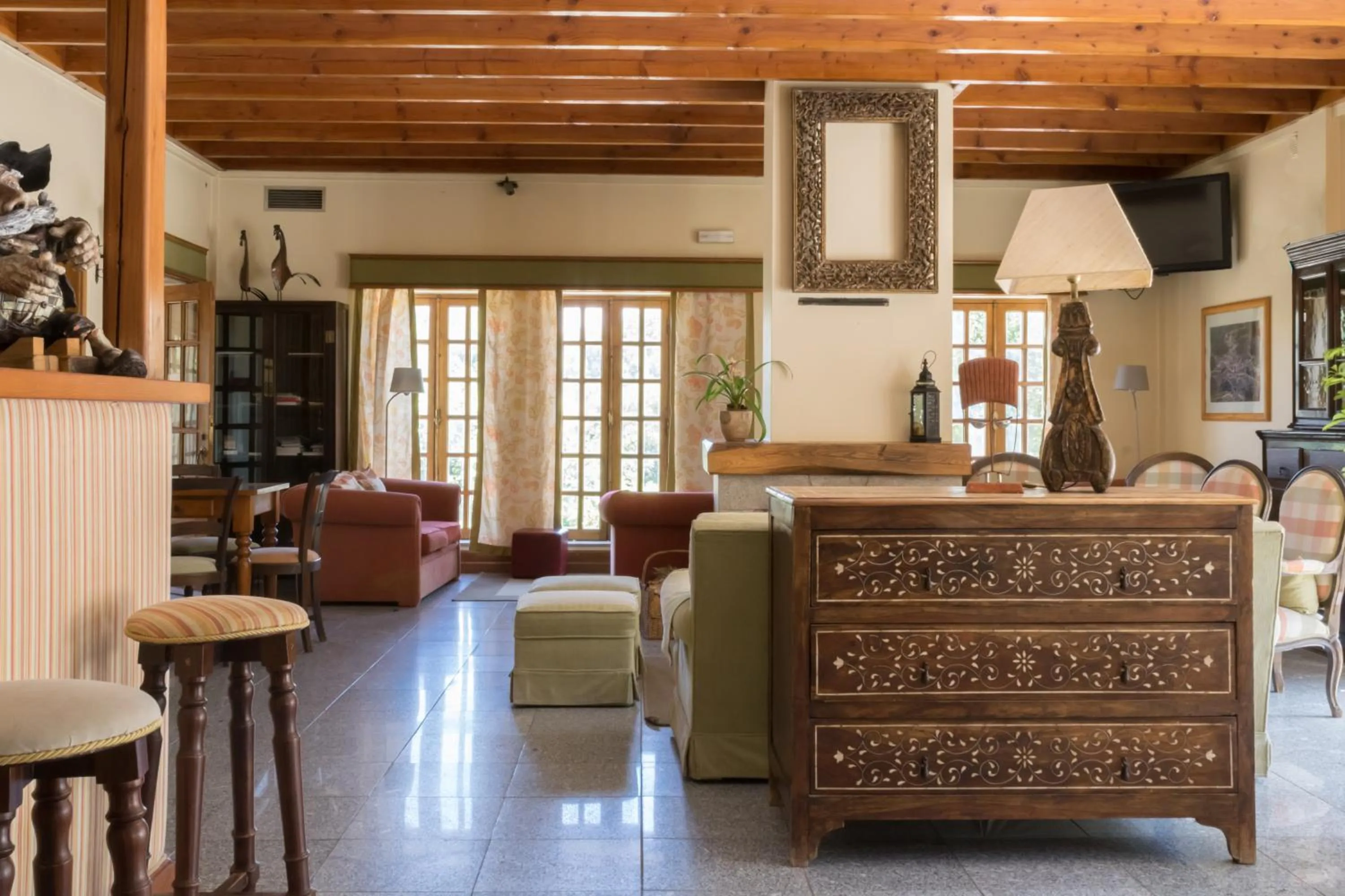 Communal lounge/ TV room in Quinta Do Crestelo Aparthotel