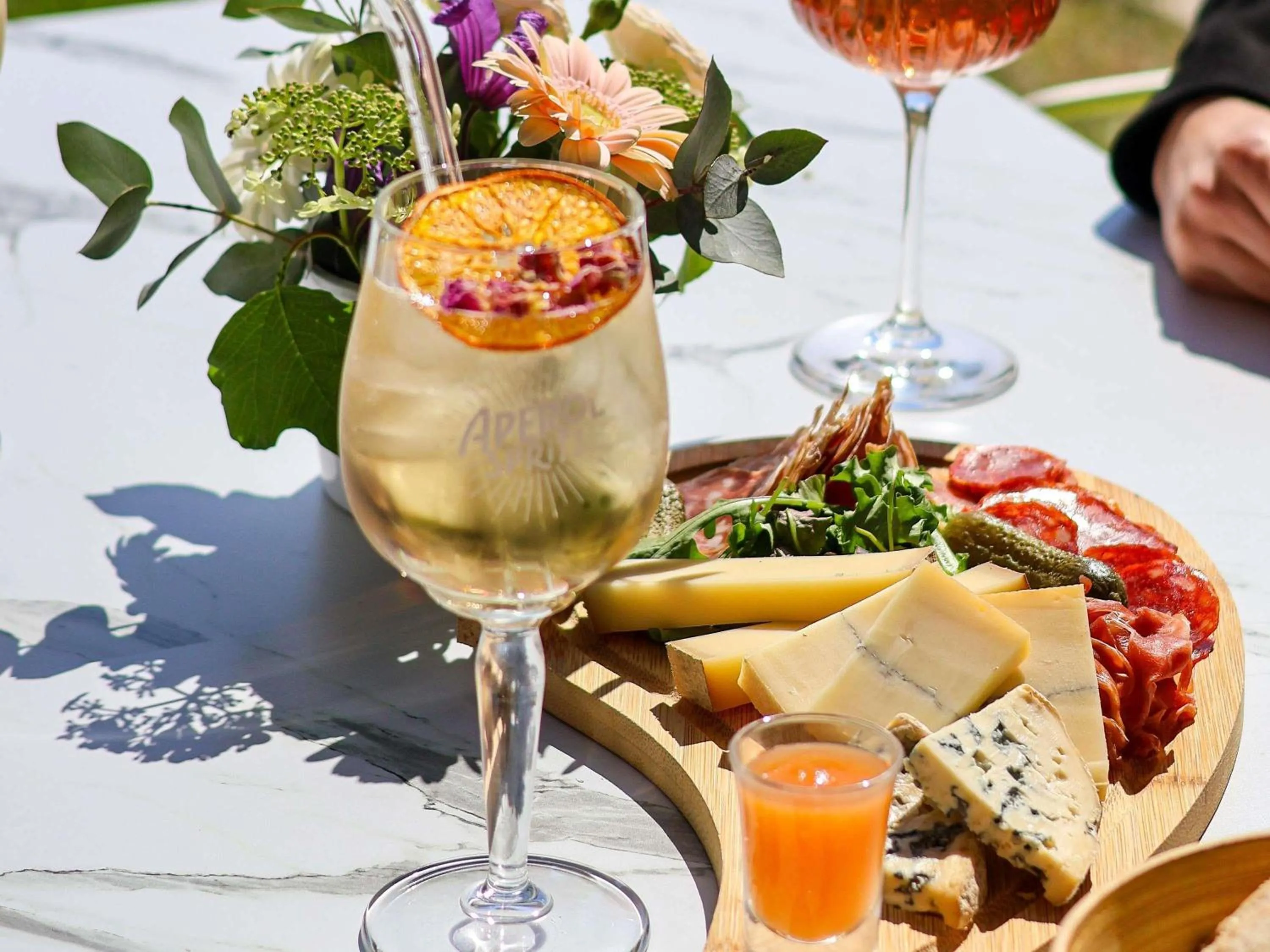 Lounge or bar in Hôtel Mercure Rochefort La Corderie Royale