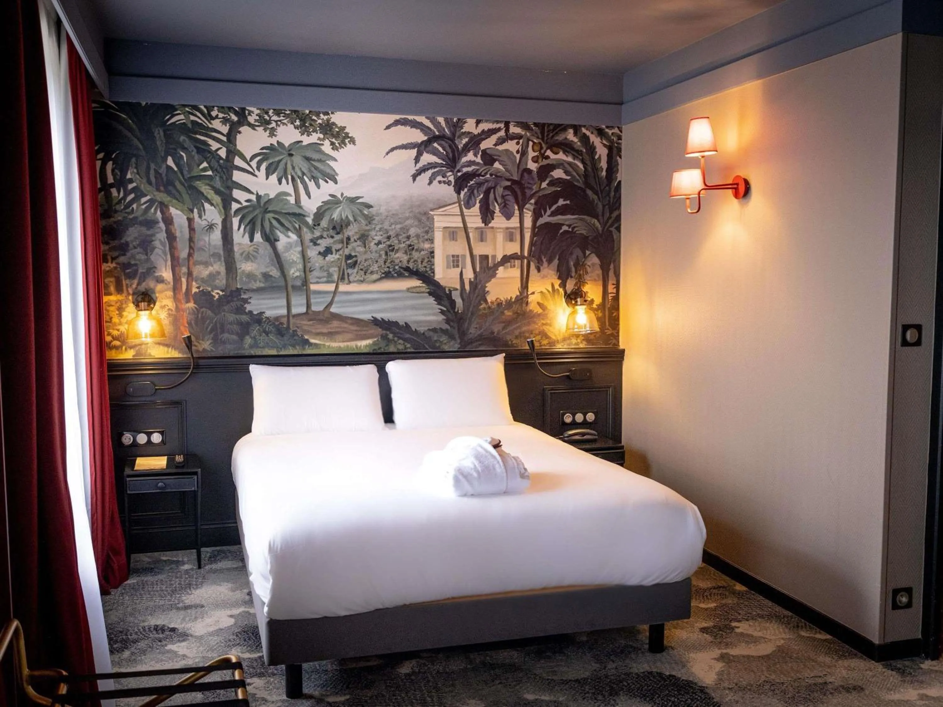 Bedroom, Bed in Hôtel Mercure Rochefort La Corderie Royale