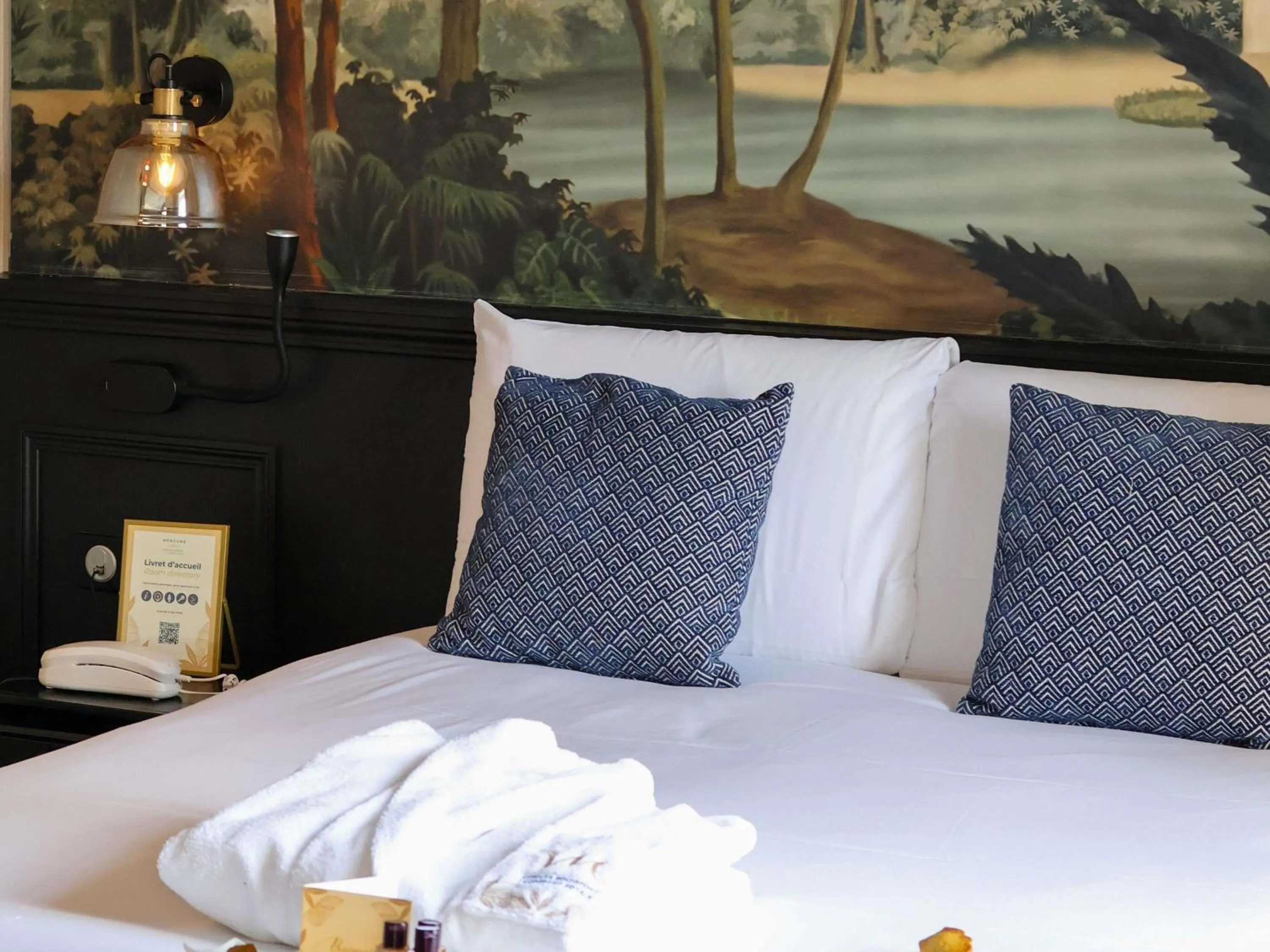 Bedroom, Bed in Hôtel Mercure Rochefort La Corderie Royale