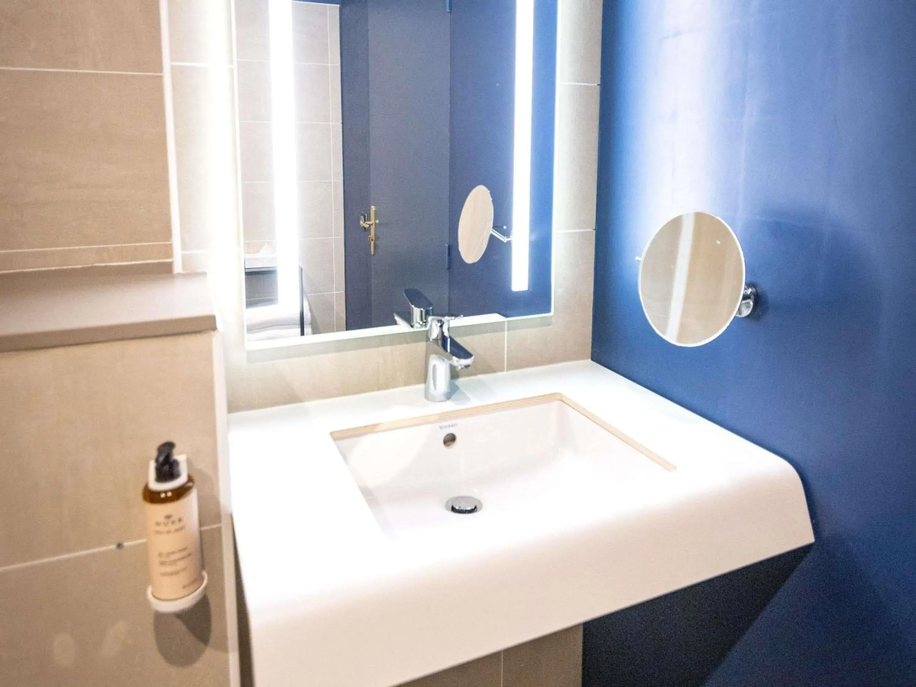 Bedroom in Hôtel Mercure Rochefort La Corderie Royale Bedroom in Hôtel Mercure Rochefort La Corderie Royale