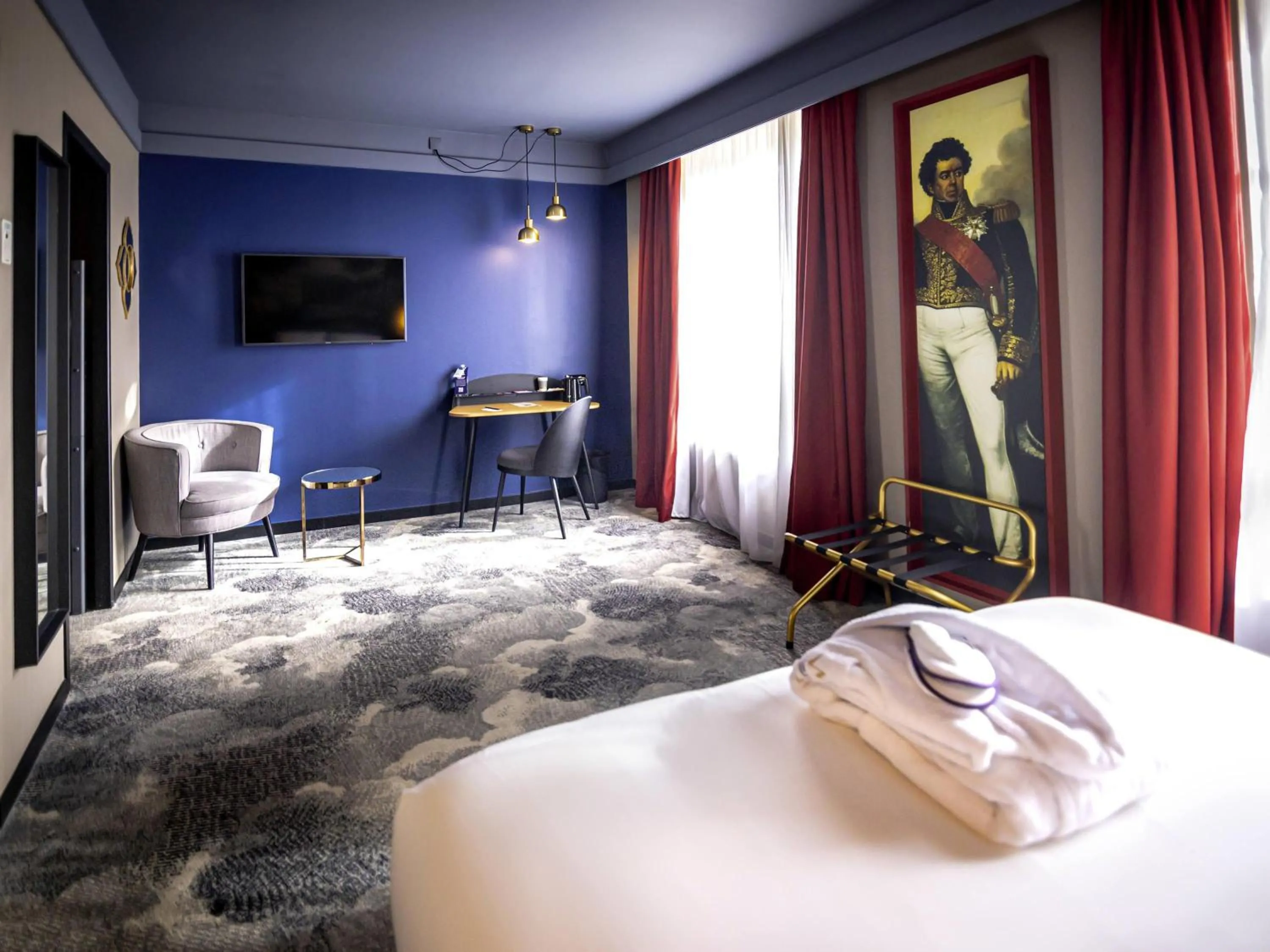 Bedroom, Bed in Hôtel Mercure Rochefort La Corderie Royale