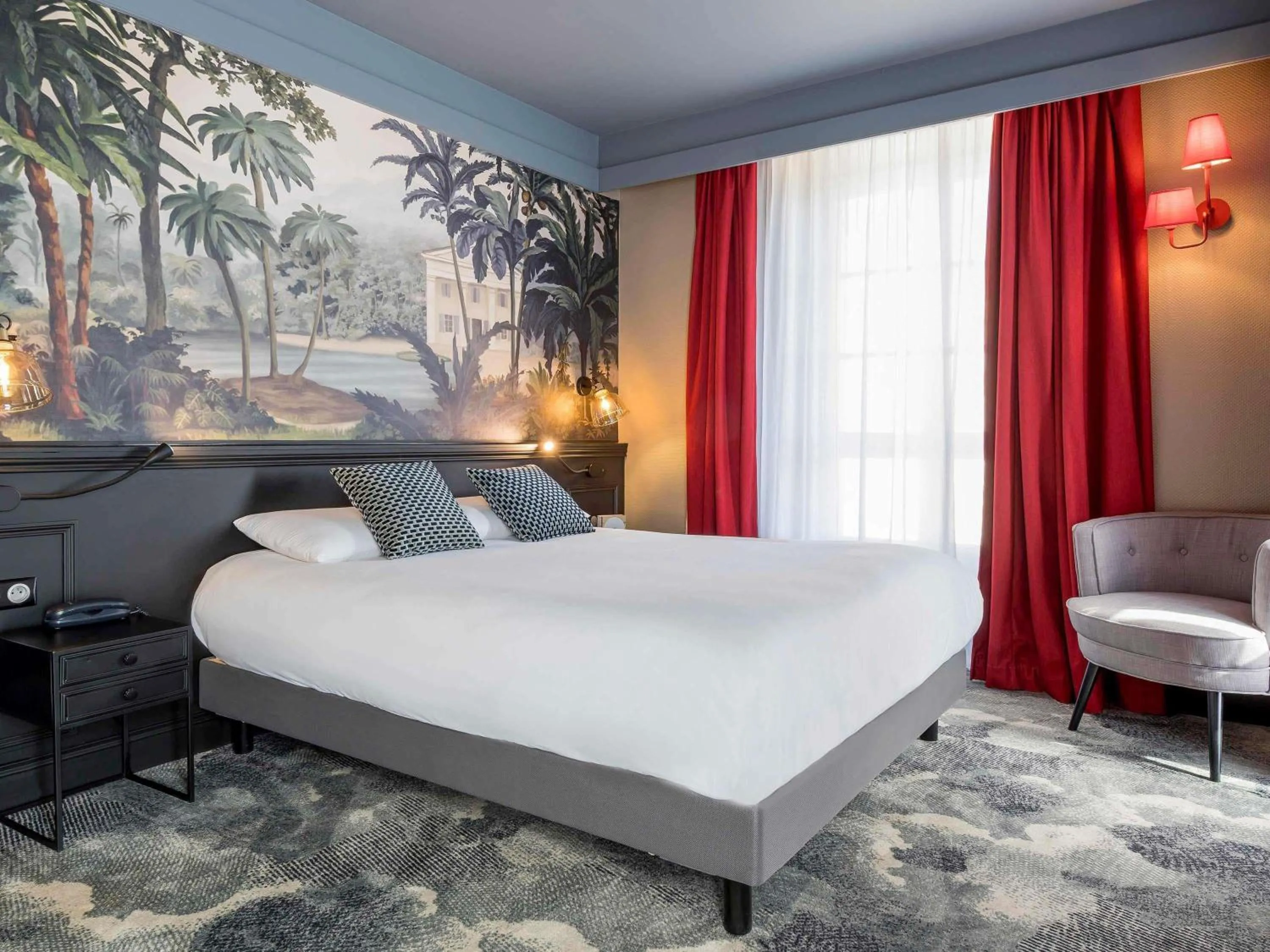 Property building, Bed in Hôtel Mercure Rochefort La Corderie Royale