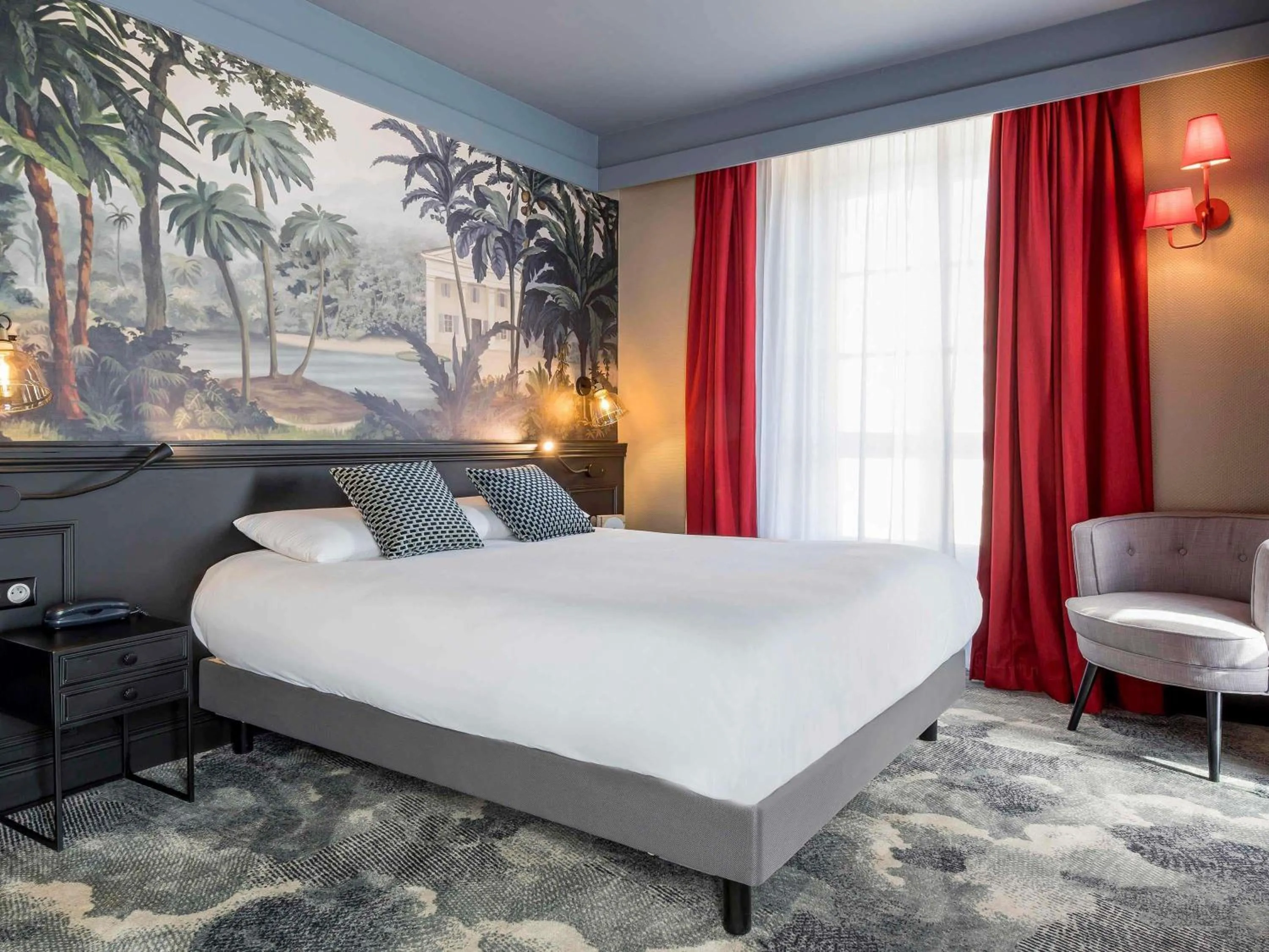 Bedroom, Bed in Hôtel Mercure Rochefort La Corderie Royale