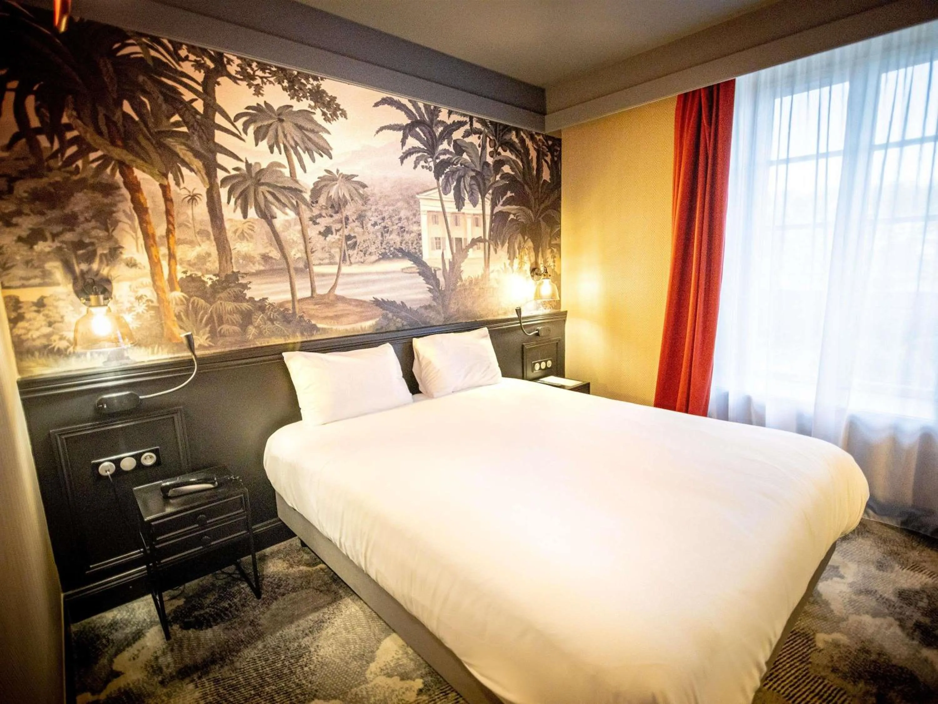 Bedroom, Bed in Hôtel Mercure Rochefort La Corderie Royale