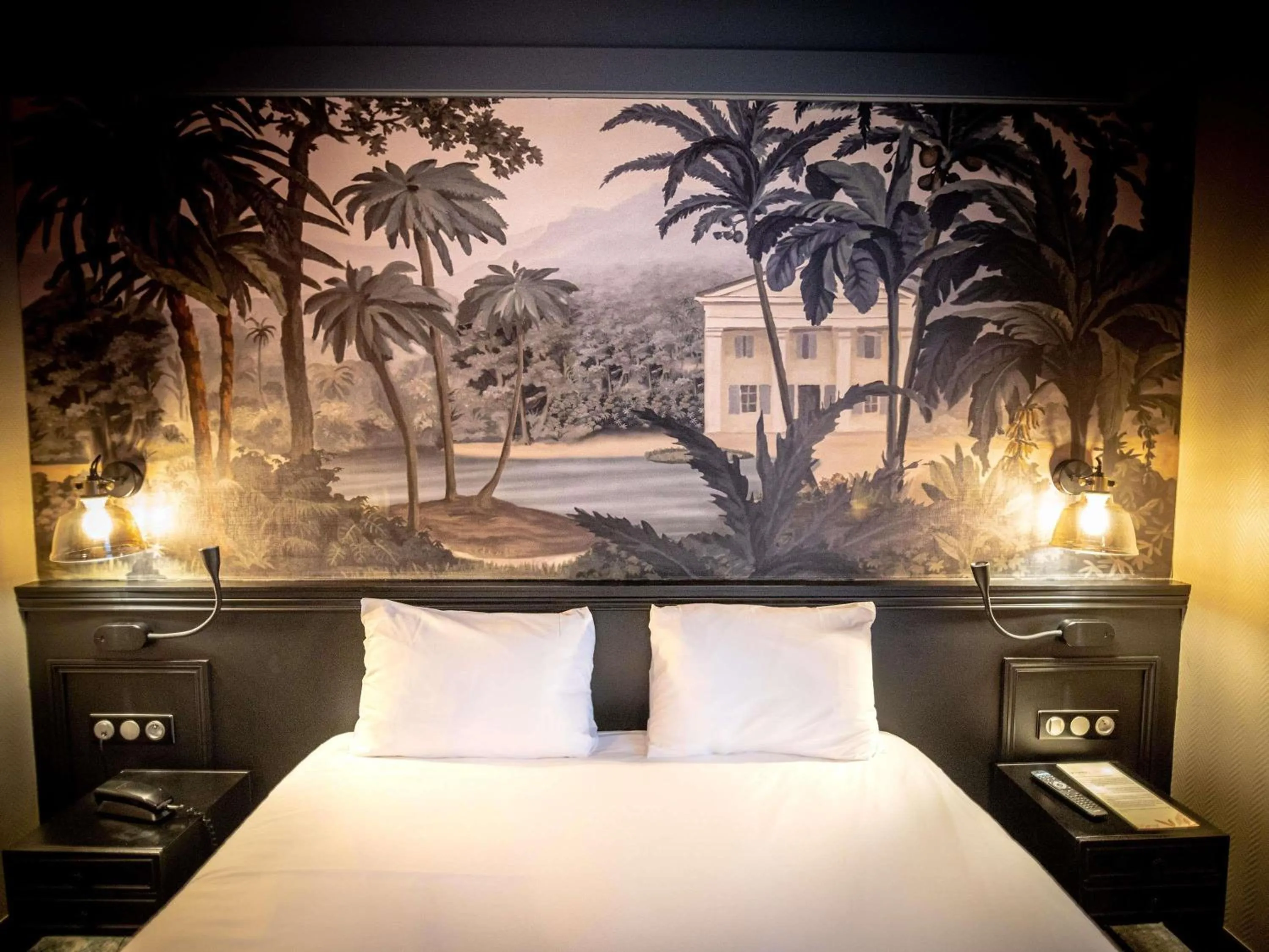 Bedroom, Bed in Hôtel Mercure Rochefort La Corderie Royale