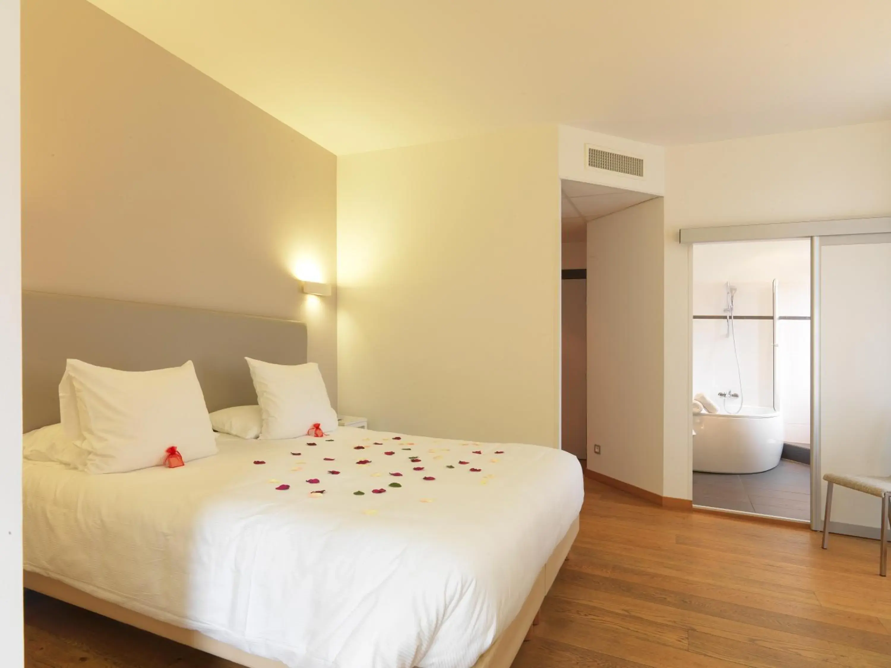 Bed in Le Manoir d'Agnès Logis hôtel restaurant Bed in Le Manoir d'Agnès Logis hôtel restaurant