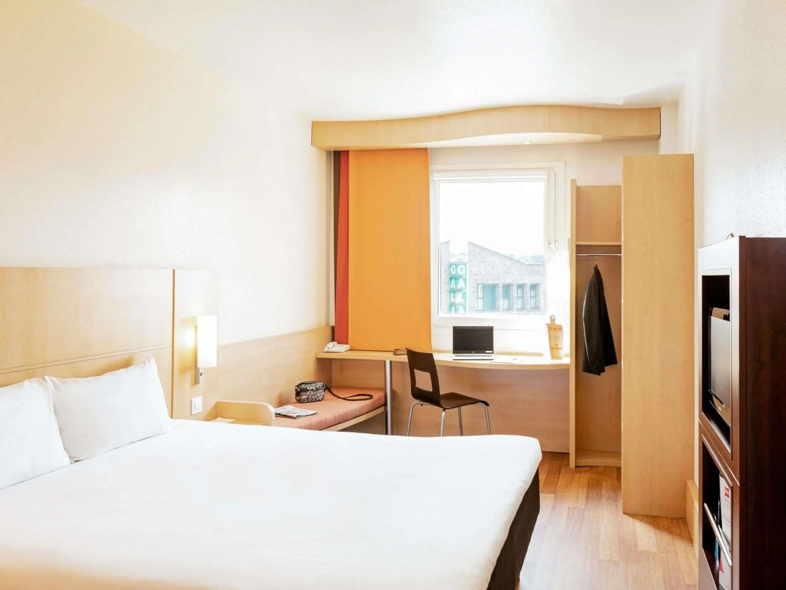 Bedroom, Bed in Ibis Oviedo Bedroom, Bed in Ibis Oviedo