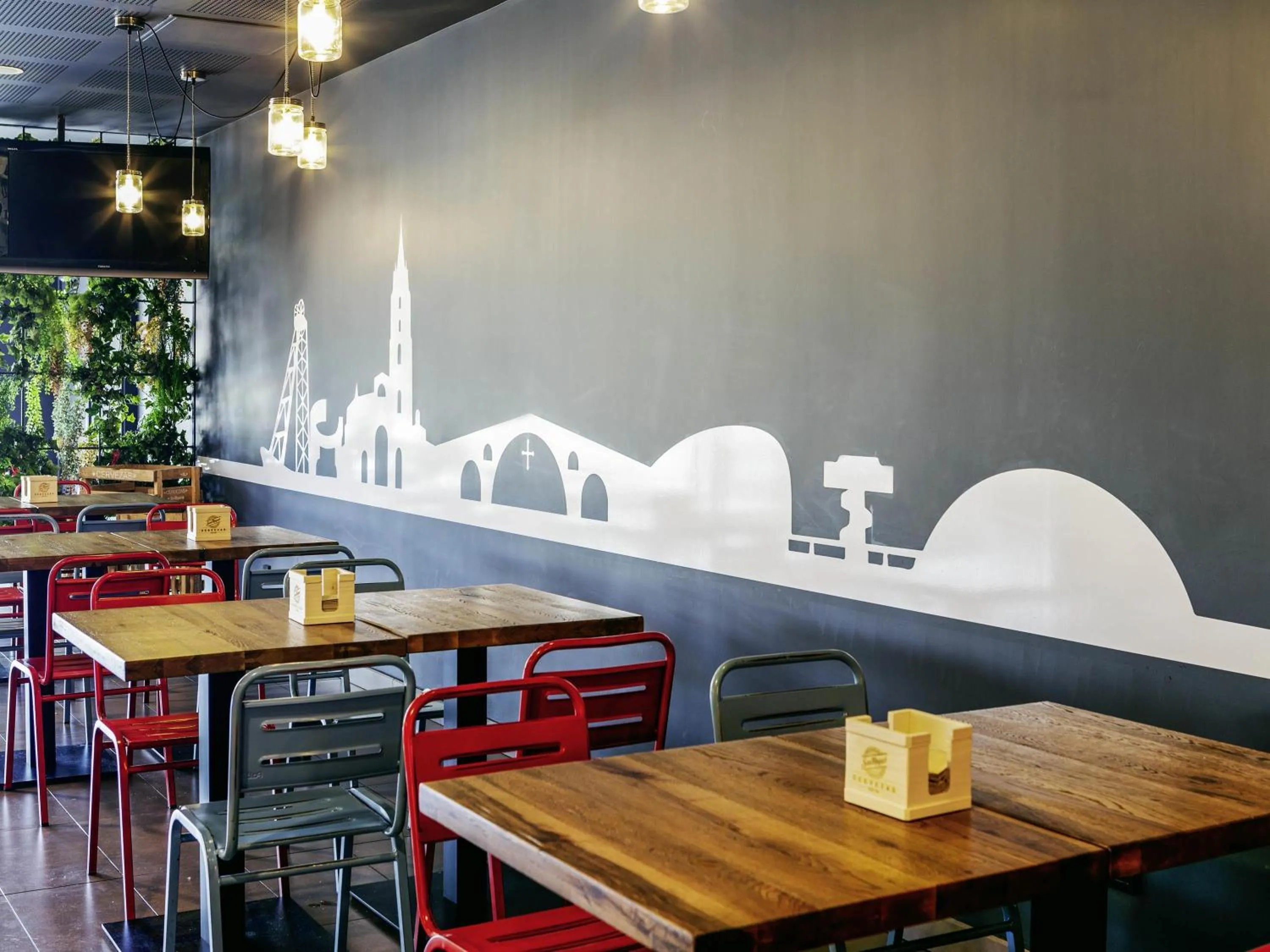 Restaurant/places to eat in Ibis Oviedo