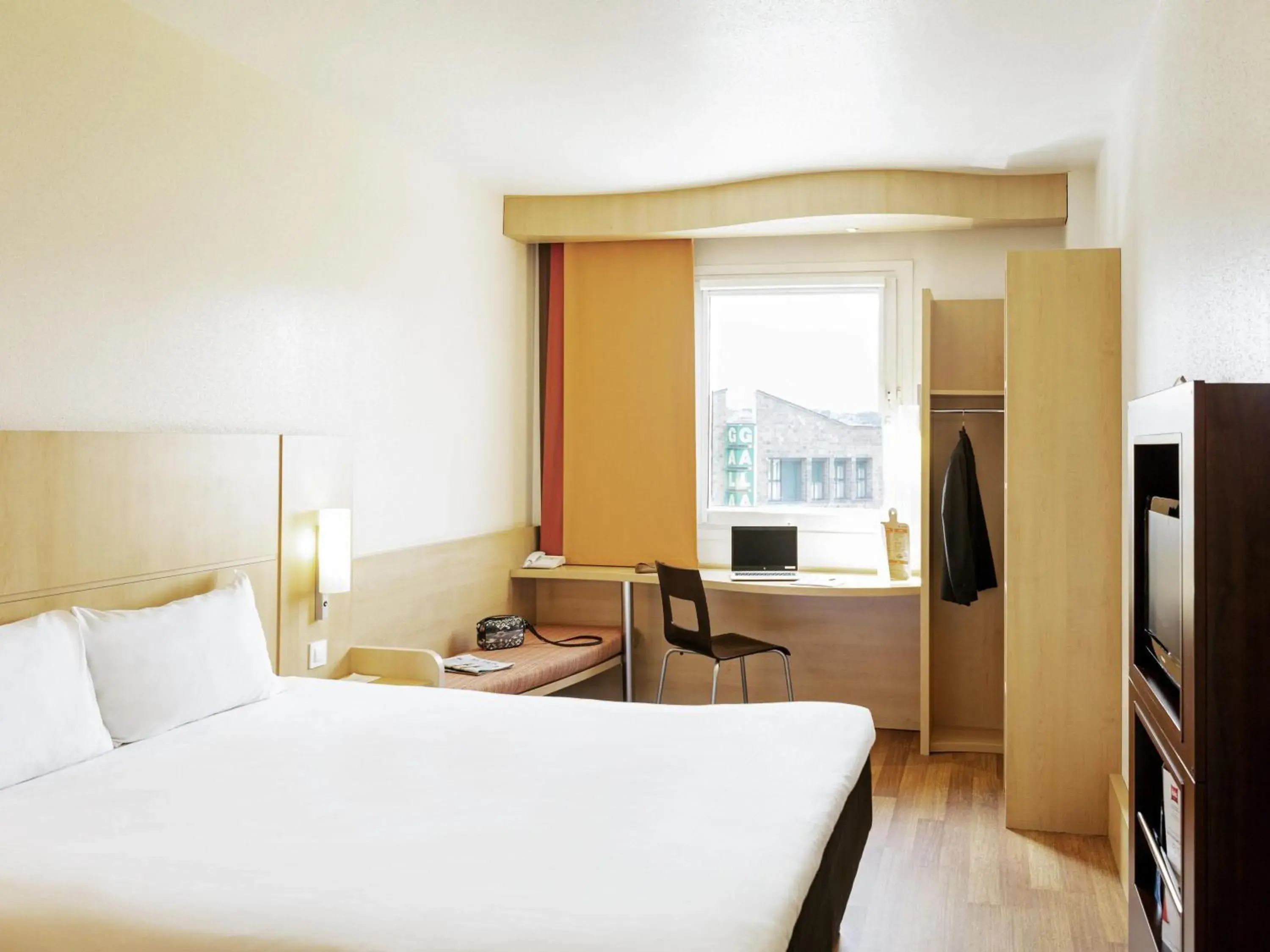 Bedroom, Bed in Ibis Oviedo Bedroom, Bed in Ibis Oviedo