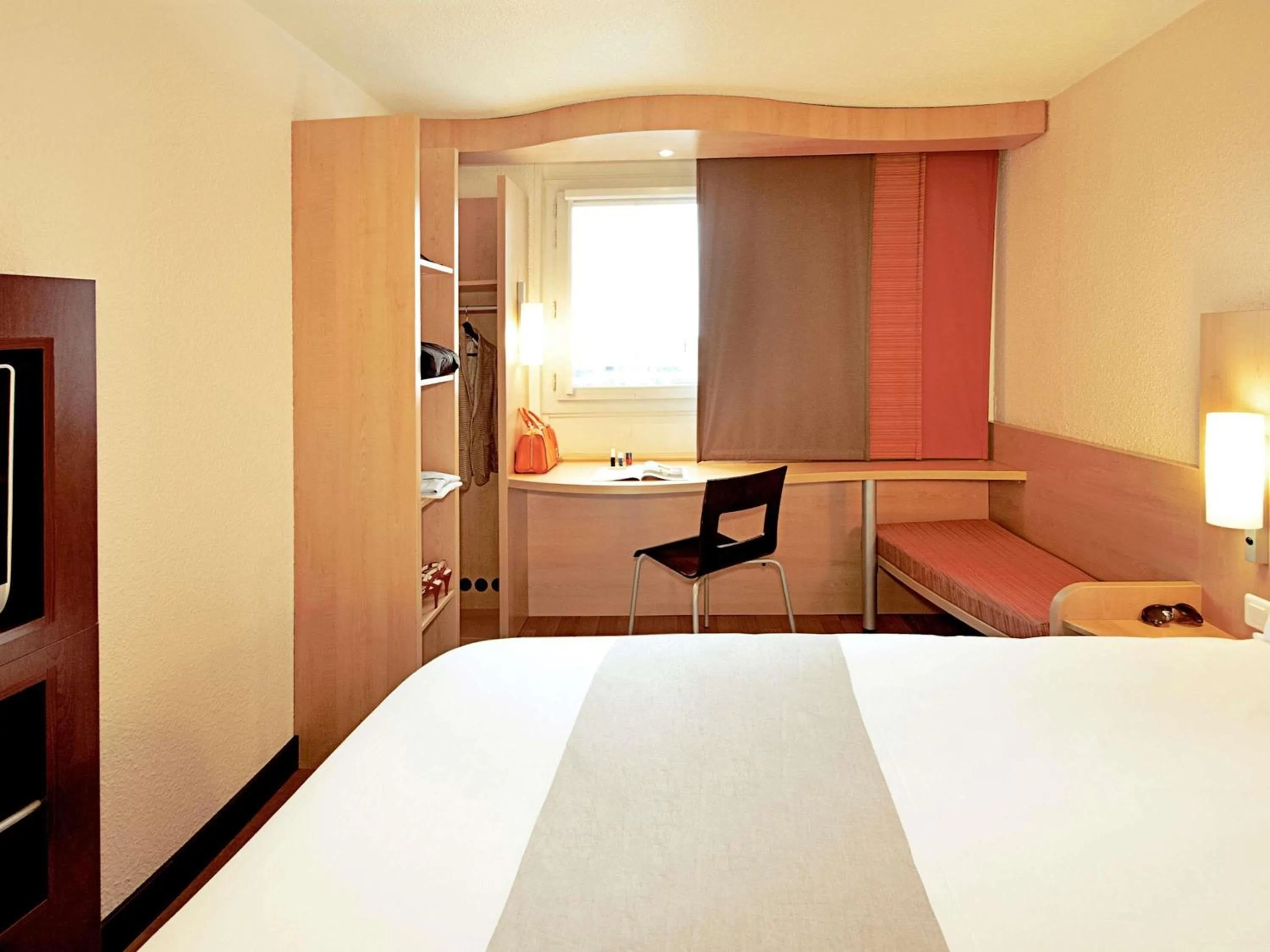 Property building, Bed in Ibis Oviedo
