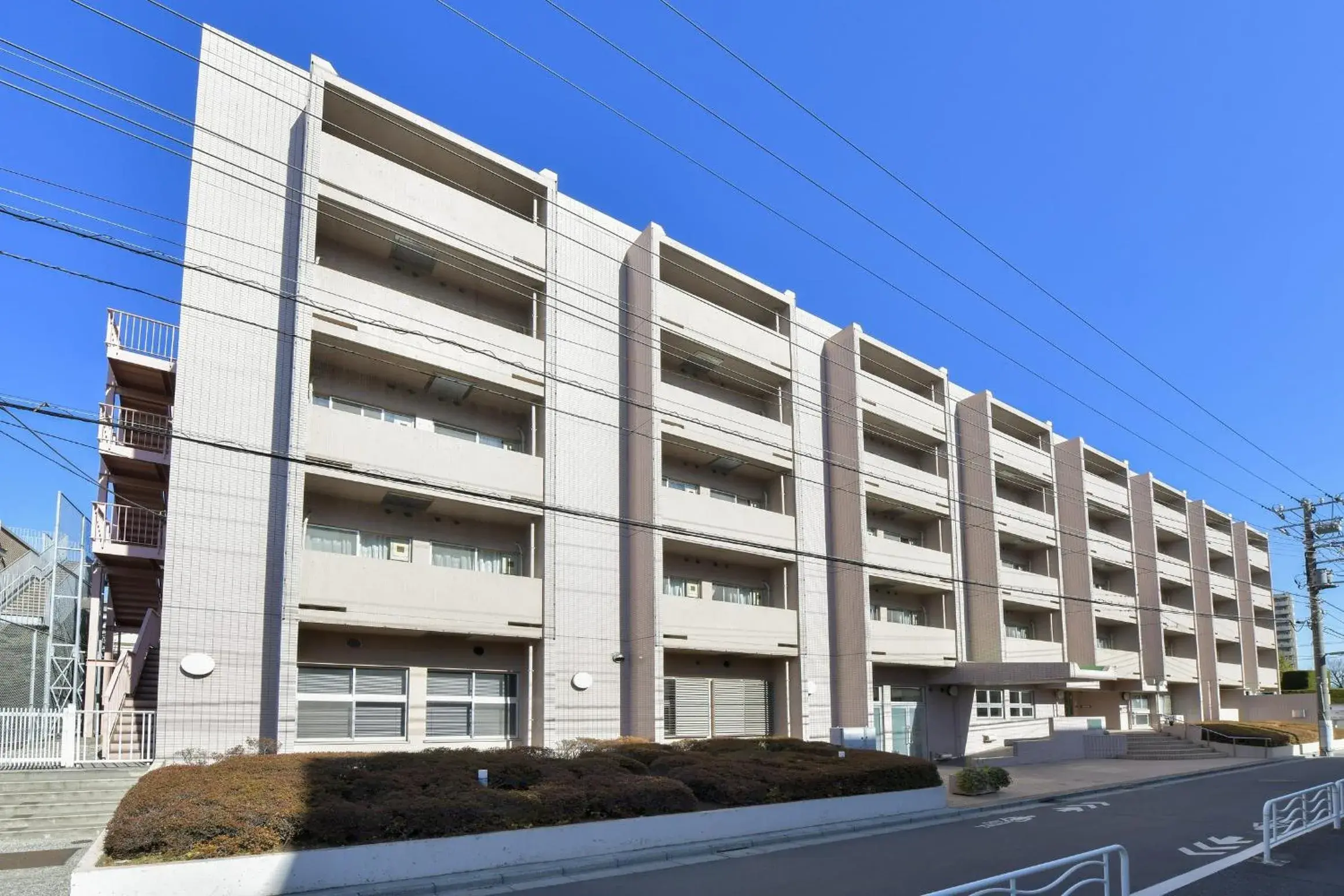 Property building in Refre Forum Property building in Refre Forum