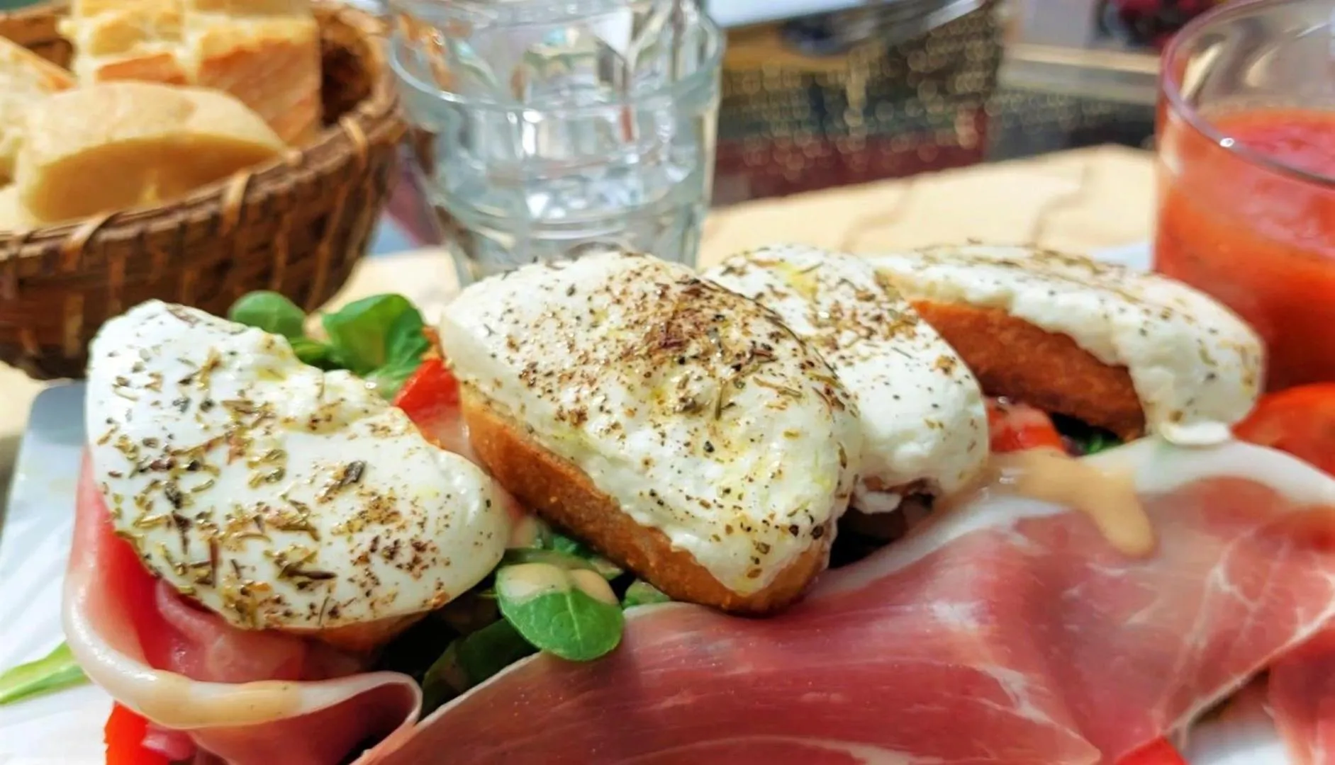 Food and drinks in La Bergerie Du Moulin