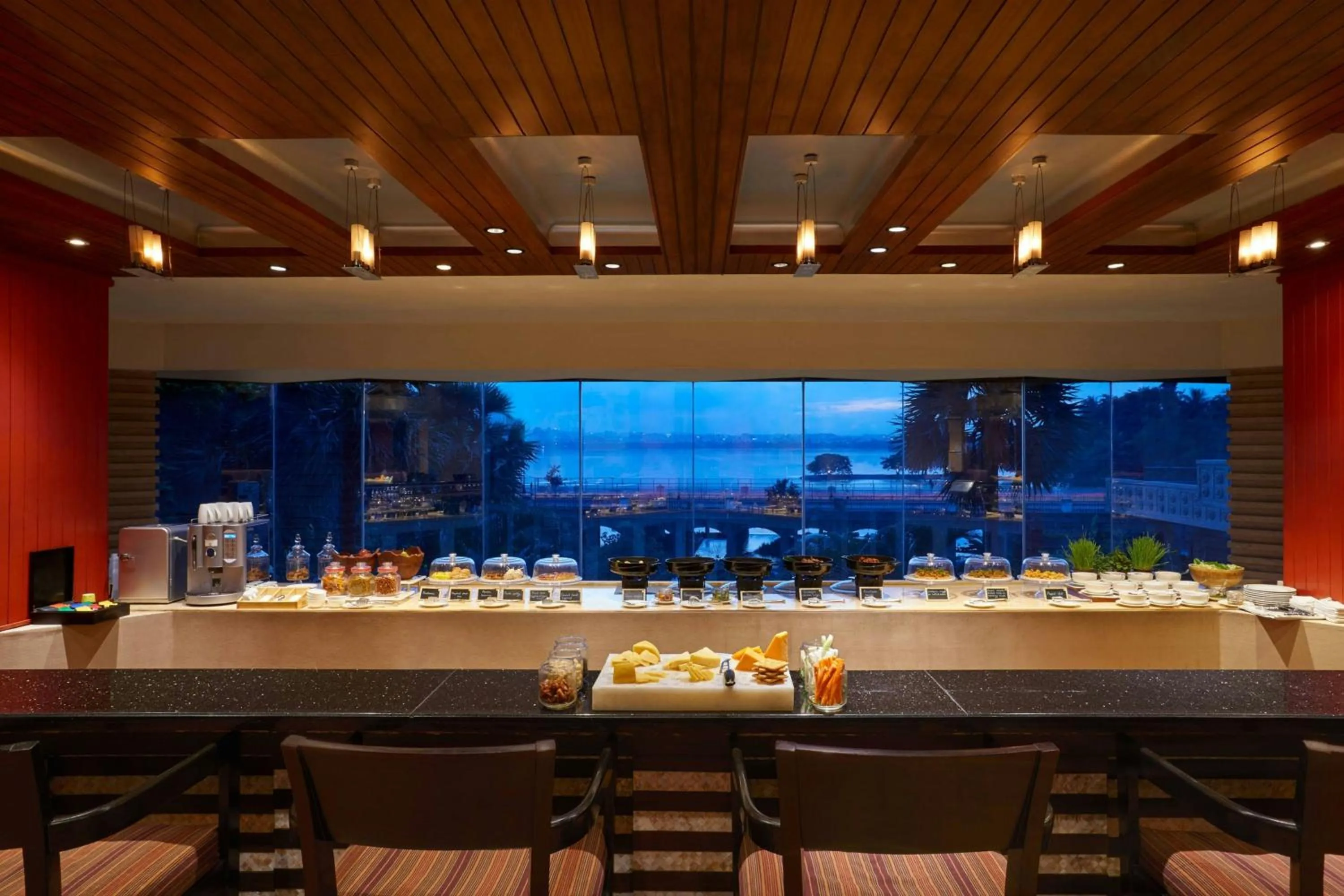 Lounge or bar in Courtyard by Marriott Hyderabad