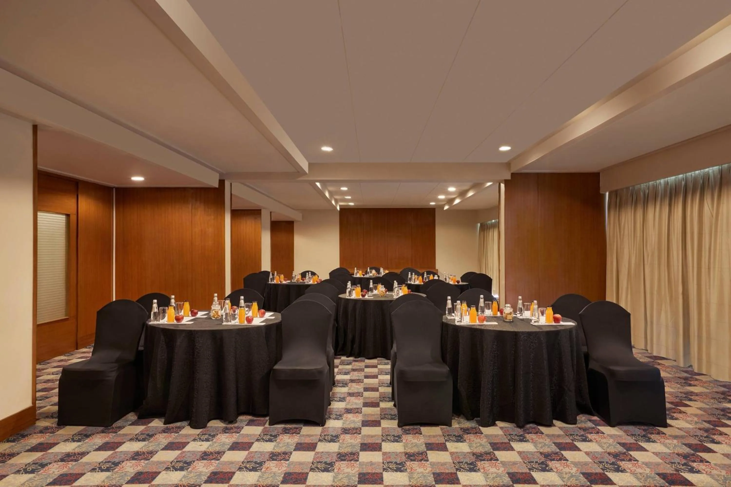 Lounge or bar in Courtyard by Marriott Hyderabad